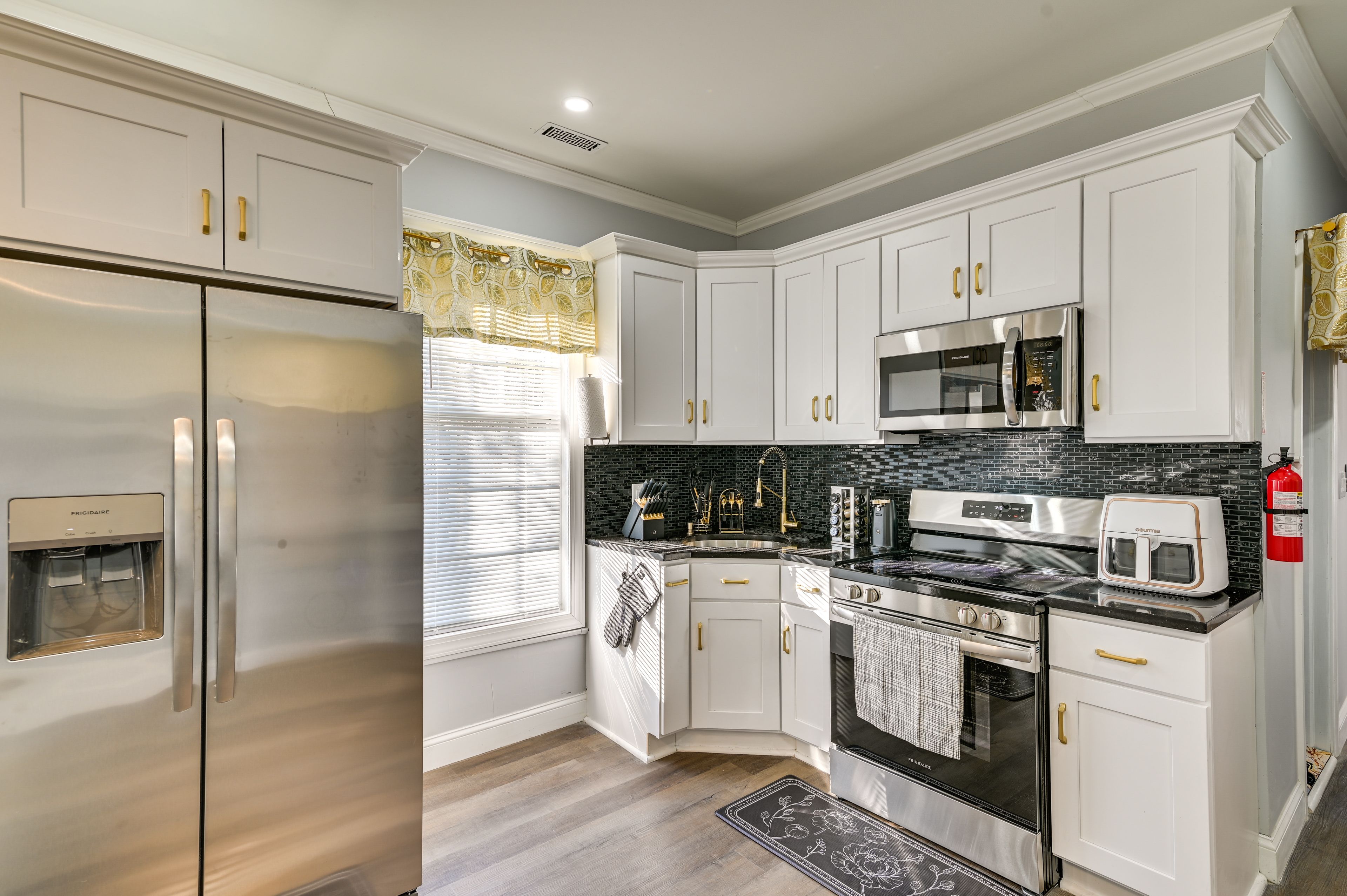 Kitchen | Single-Story Apartment | Free WiFi