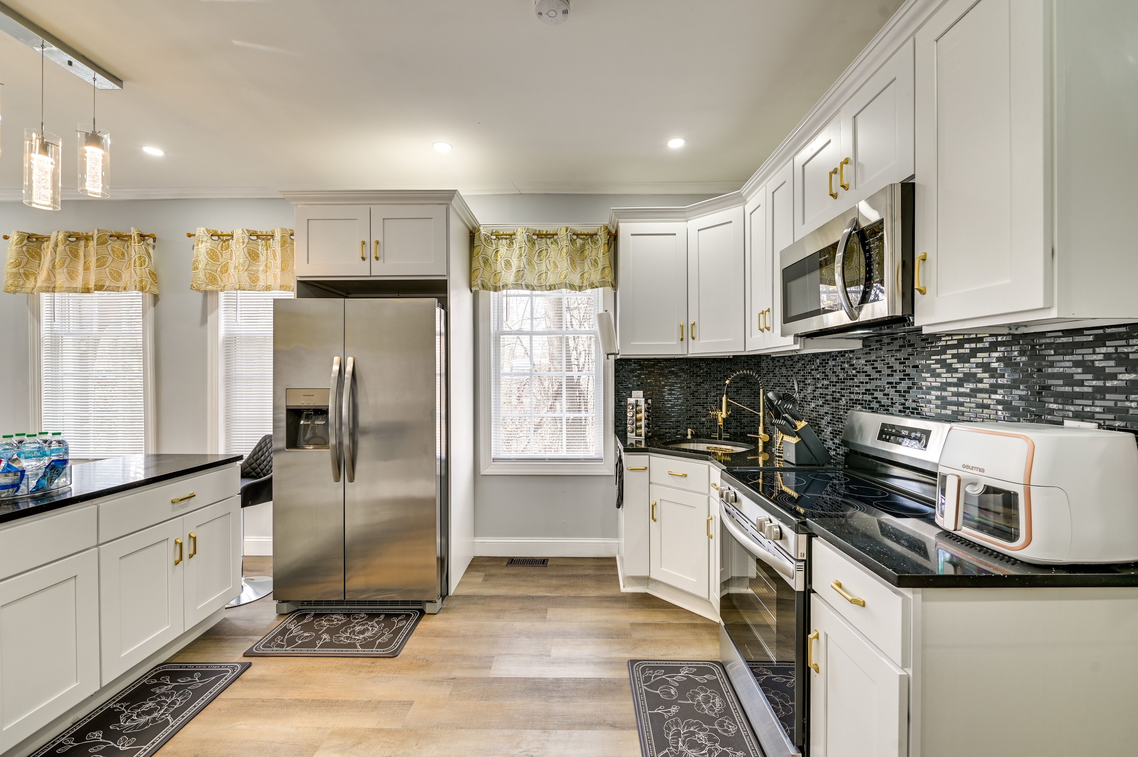 Kitchen | Single-Story Apartment | Free WiFi