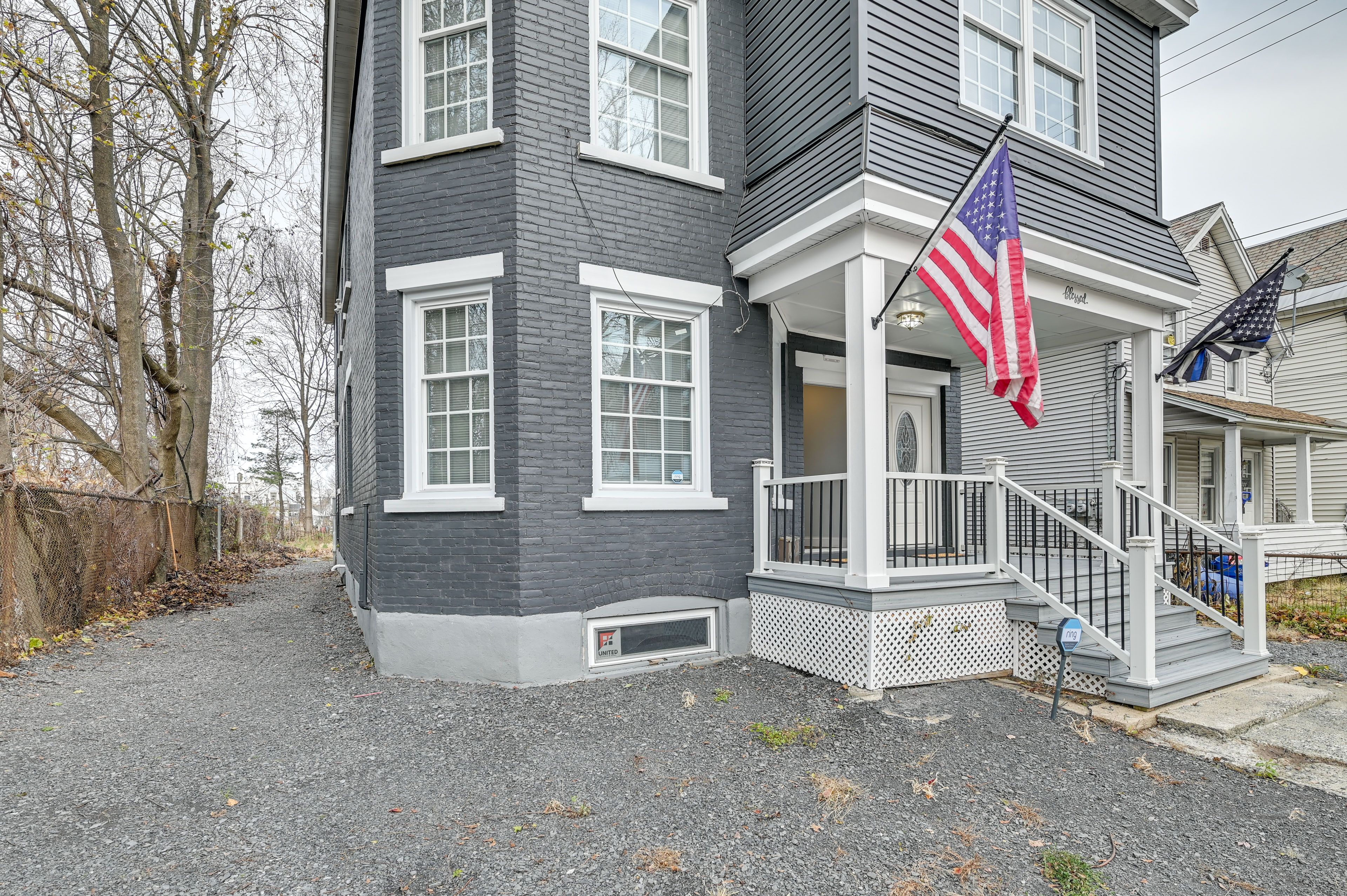 Parking | Shared Driveway (1 Vehicle) | Free Street Parking (2 Vehicles)