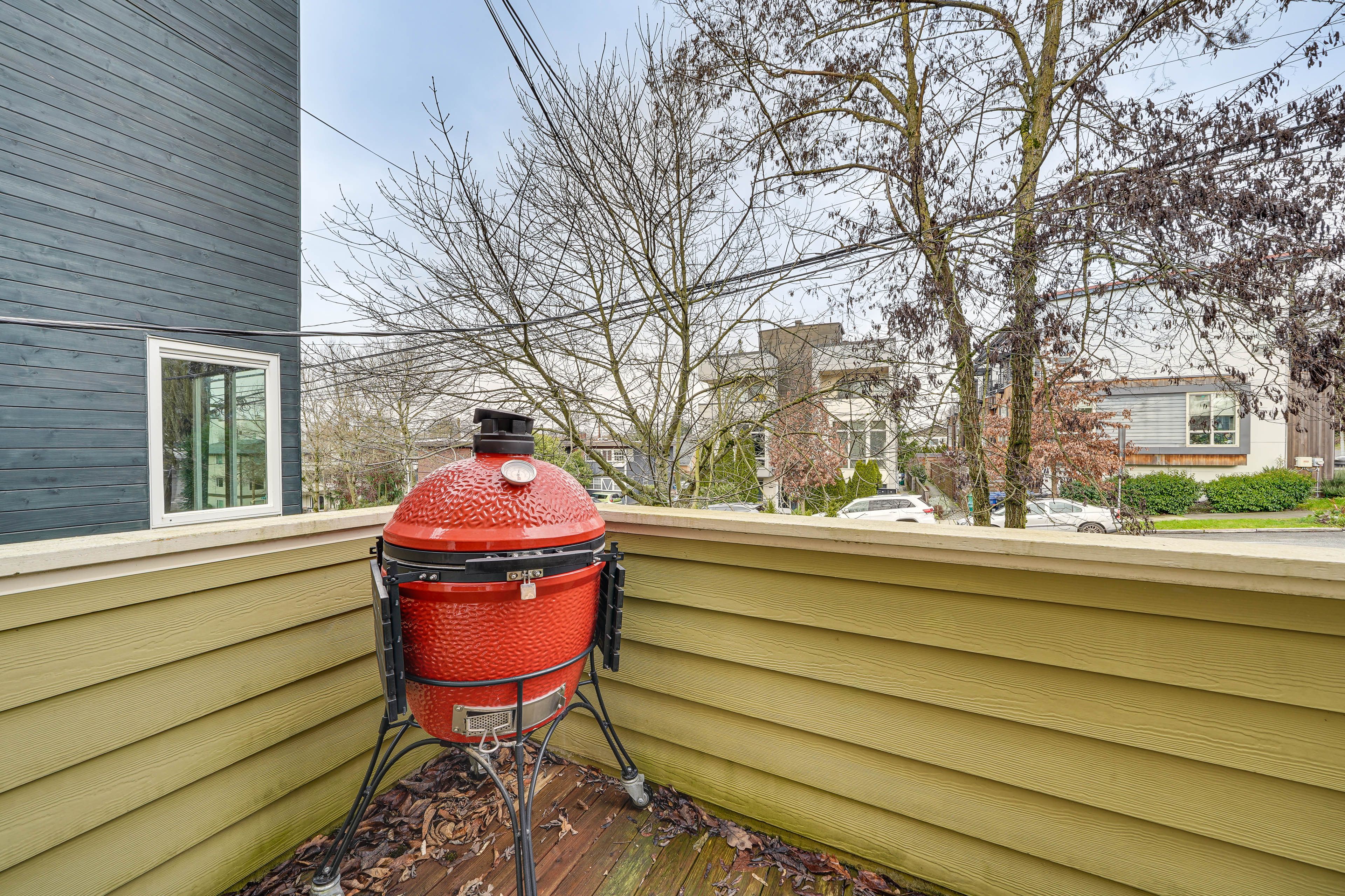 Private Deck | 2 Mi to Downtown Seattle