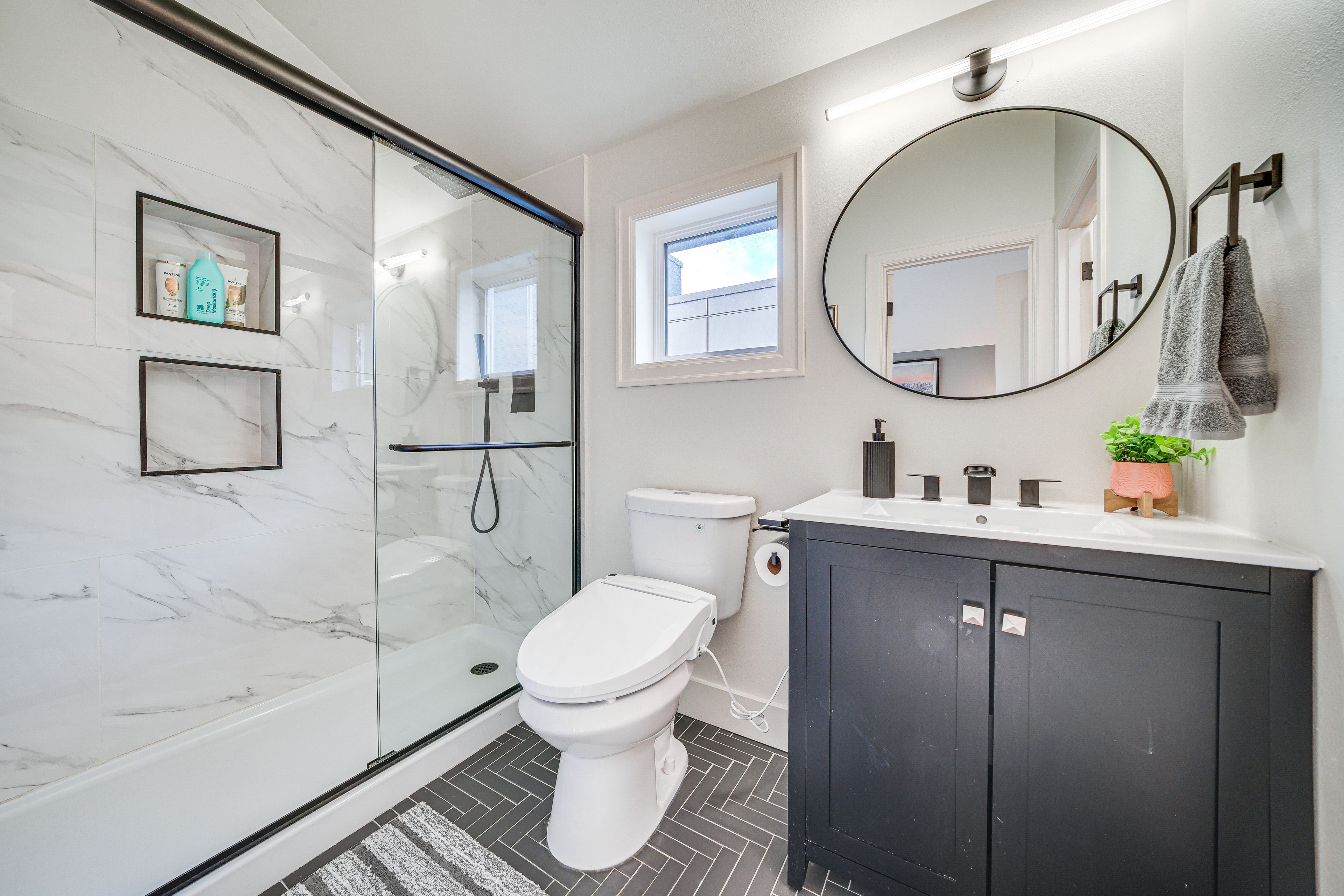 En-Suite Bathroom | 3rd Floor | Towels Provided | Complimentary Toiletries