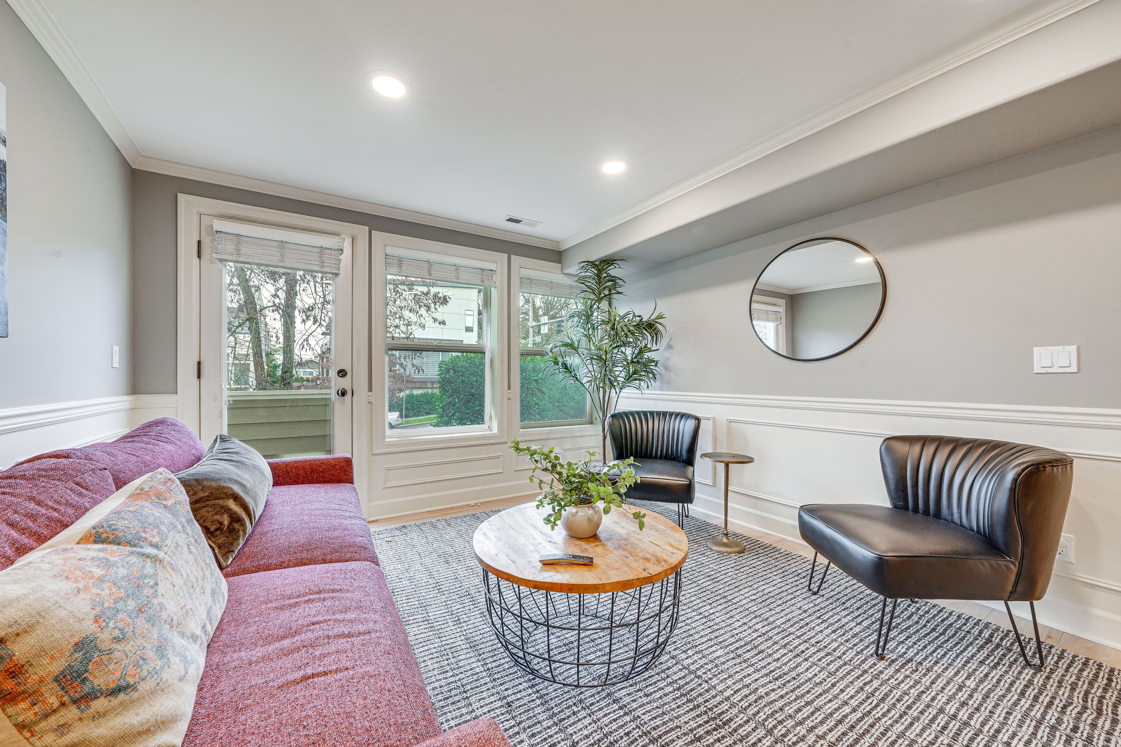 Living Room | 2nd Floor | Gas Fireplace | Smart TV | Free WiFi