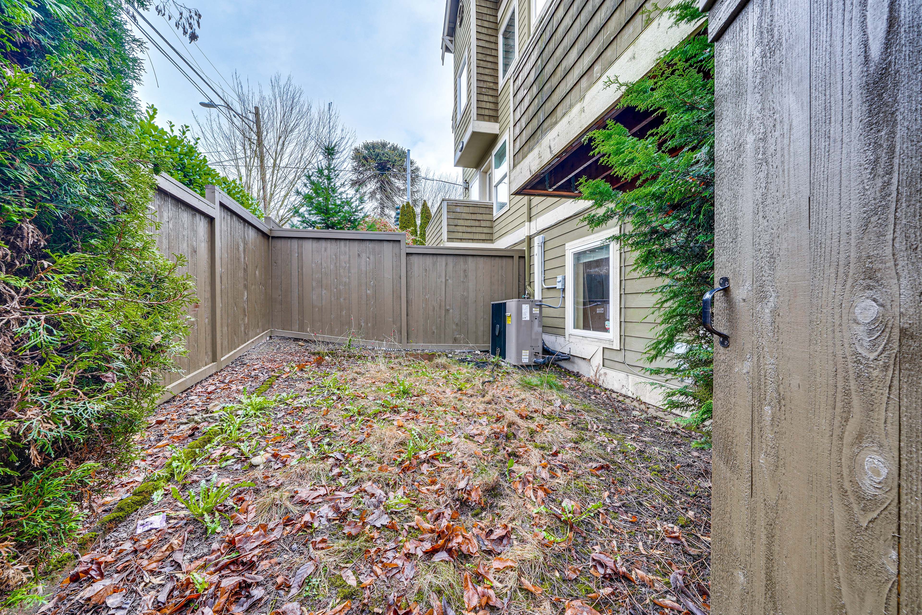 Fenced Yard | 3 Mi to Capitol Hill