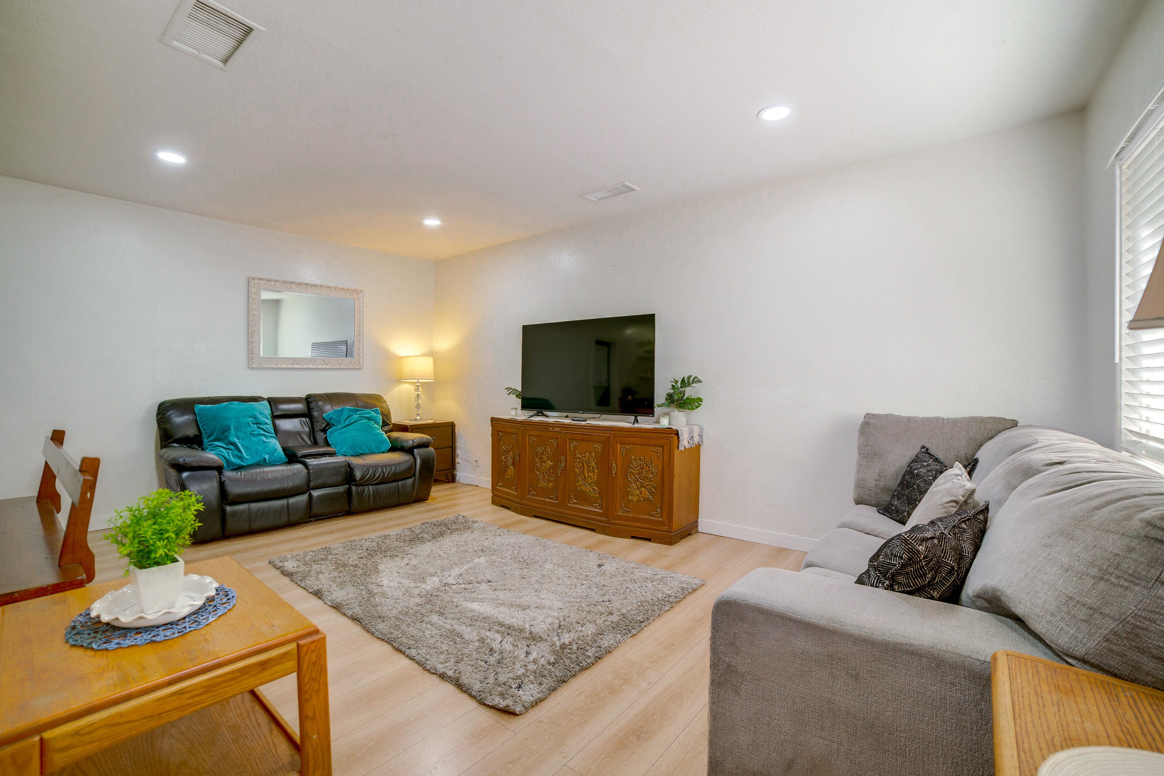 Living Room | Free WiFi | Smart TV