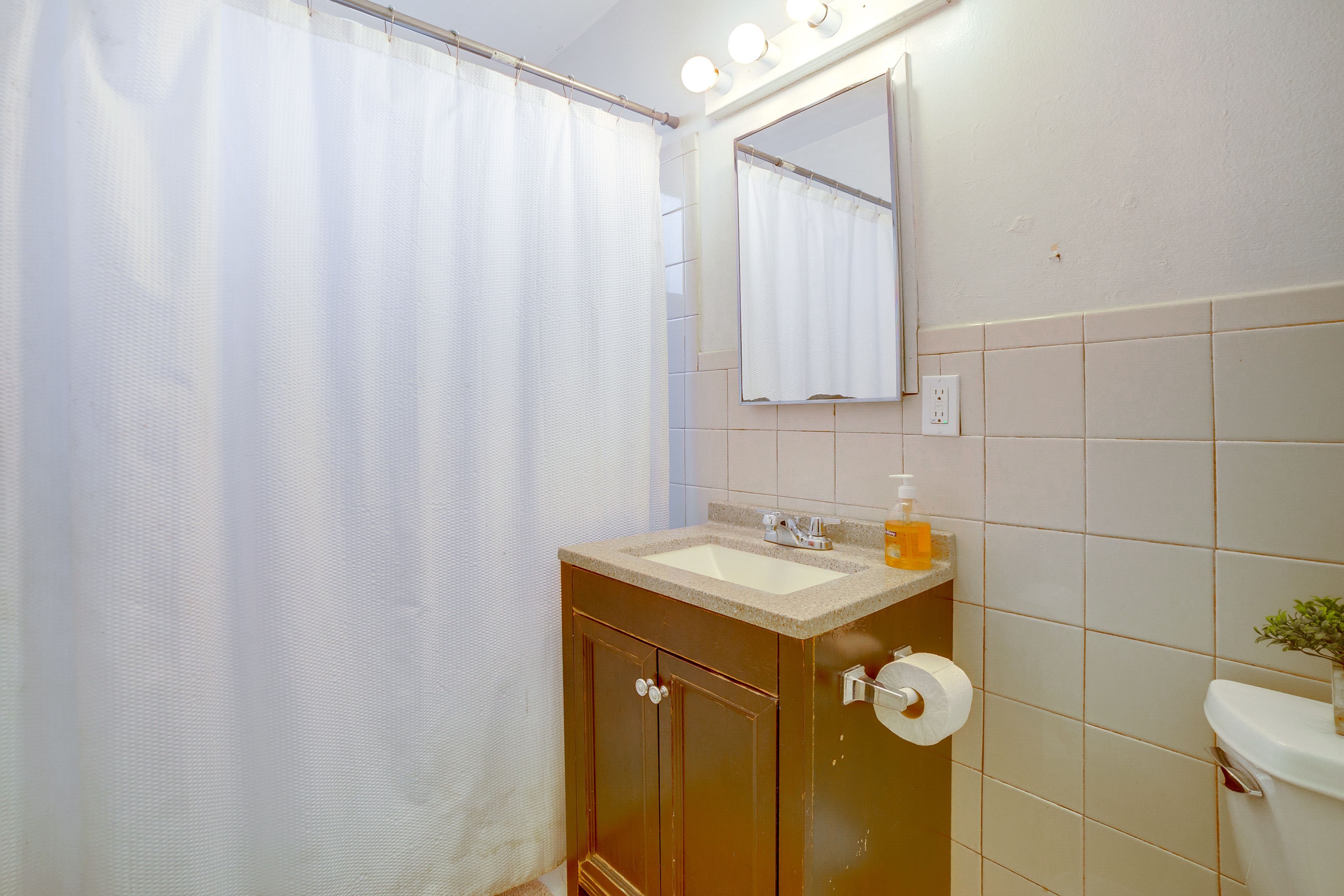 Full Bathroom | Towels Provided