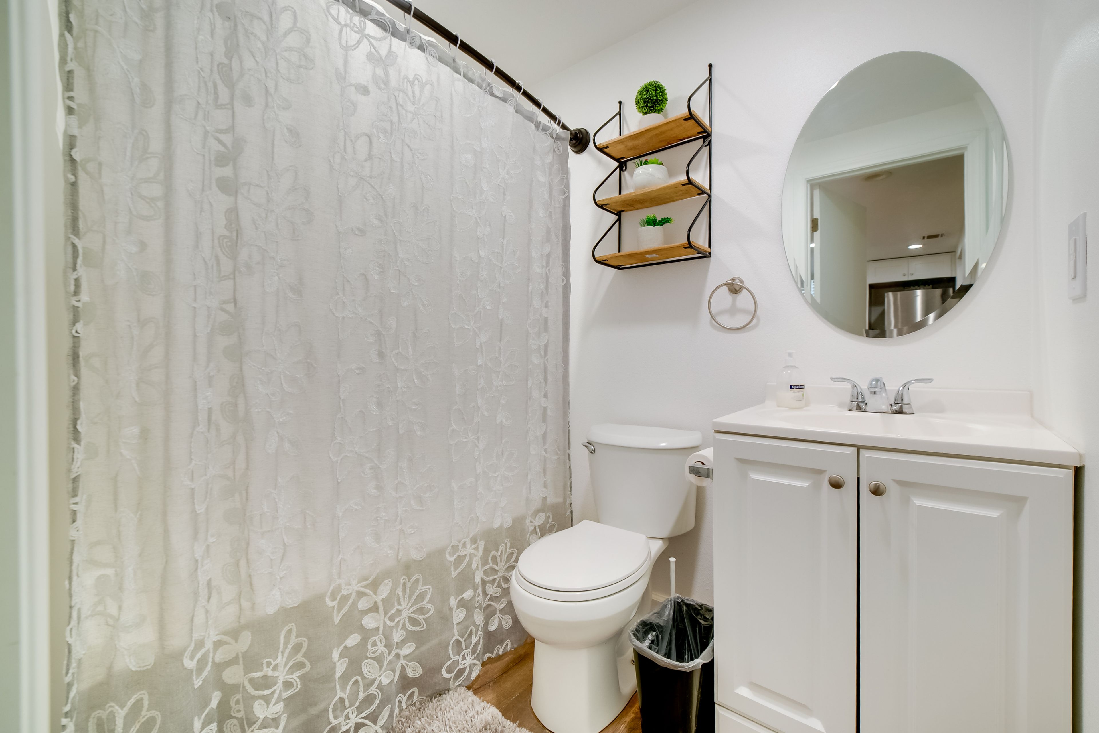 Full Bathroom | 1st Floor | Towels Provided