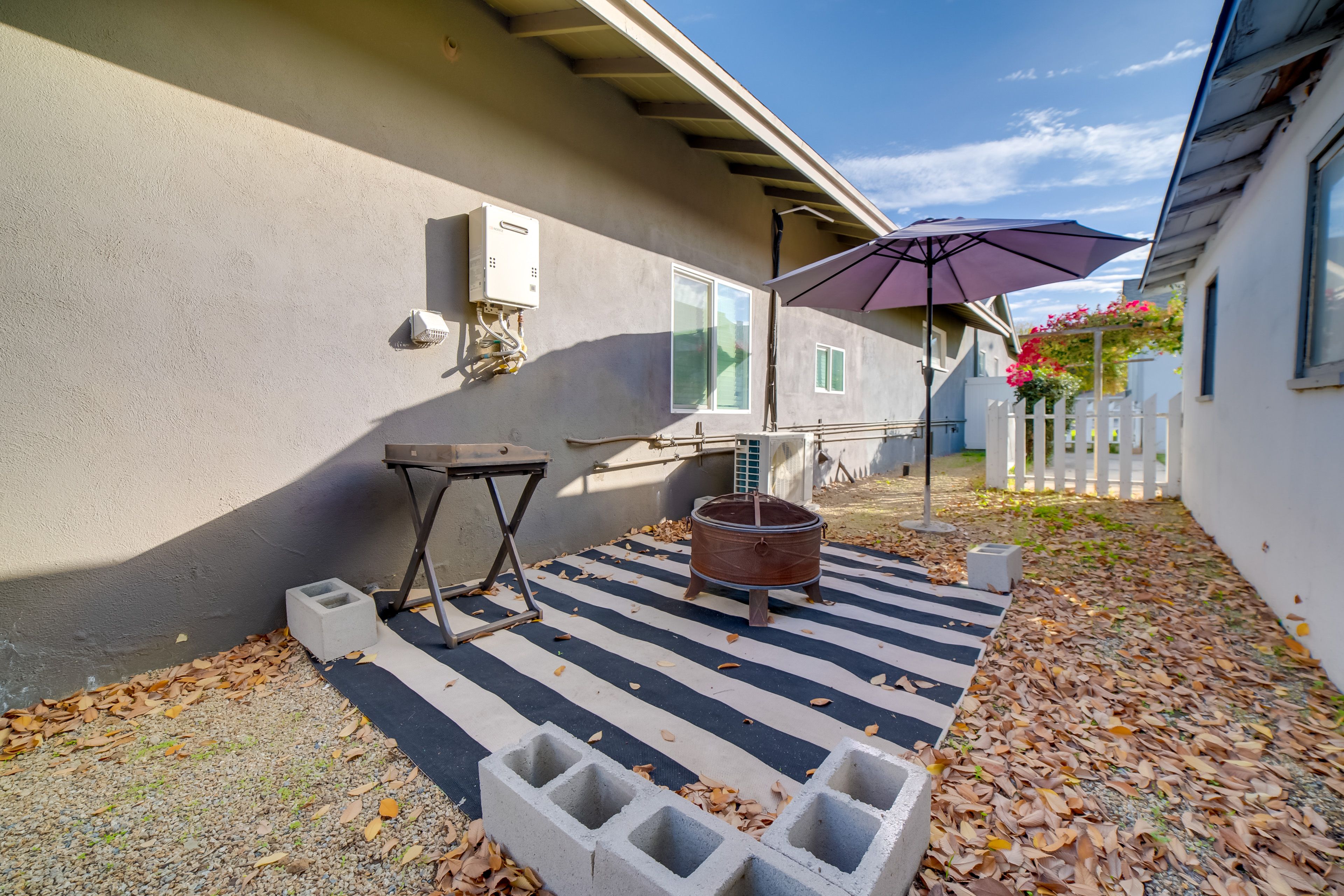 Side Yard | Fire Pit | BBQ Grill