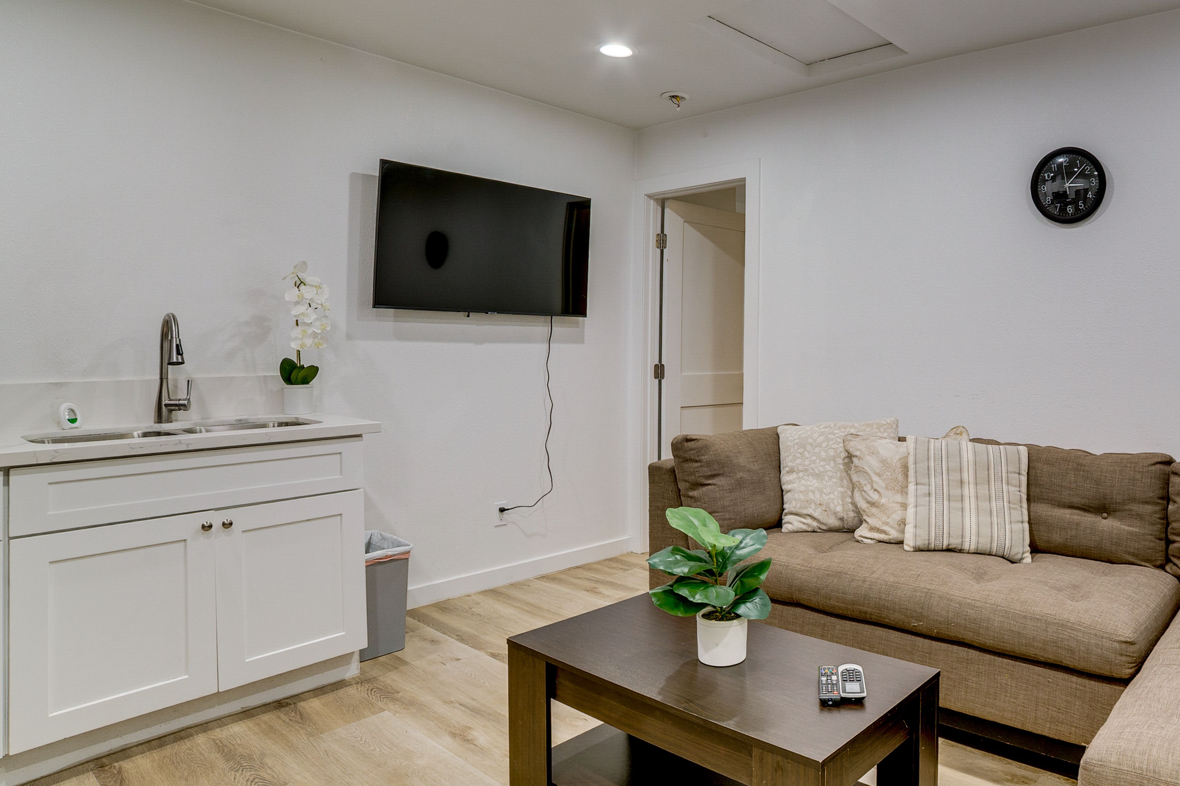 Living Room | Free WiFi | Smart TV