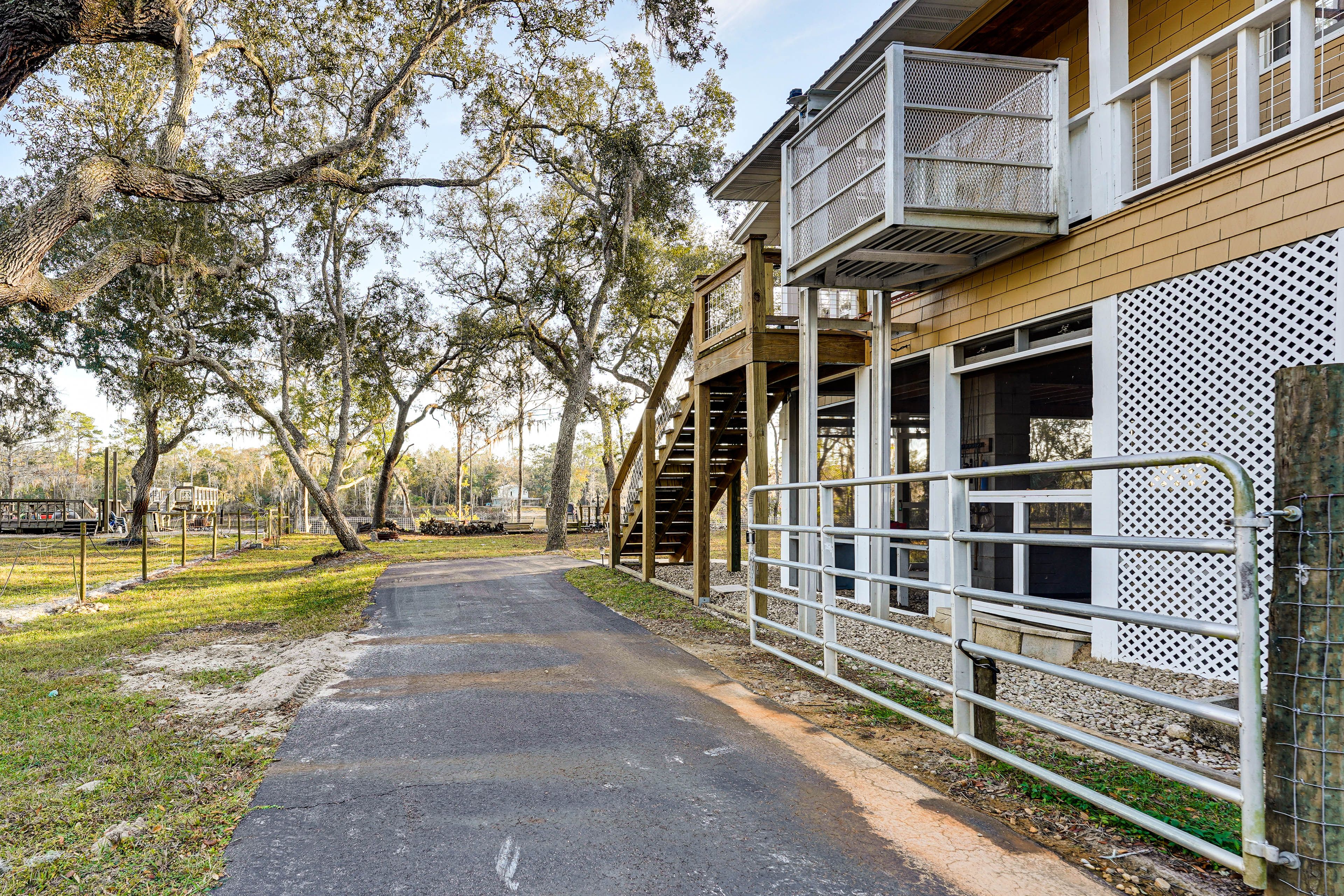 Driveway | Outdoor Luggage Lift