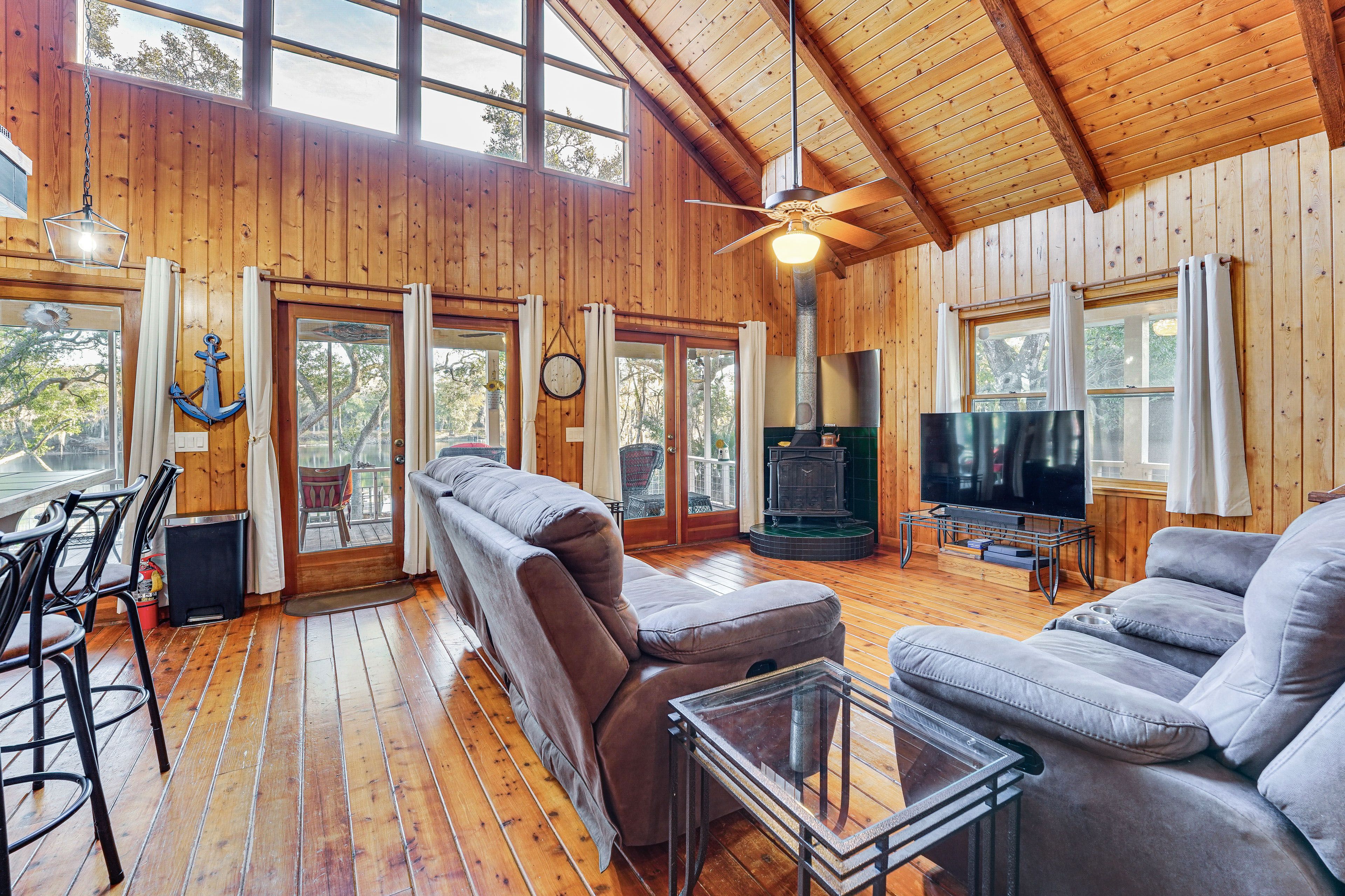 Living Room | Smart TV | Fireplace | Main Level