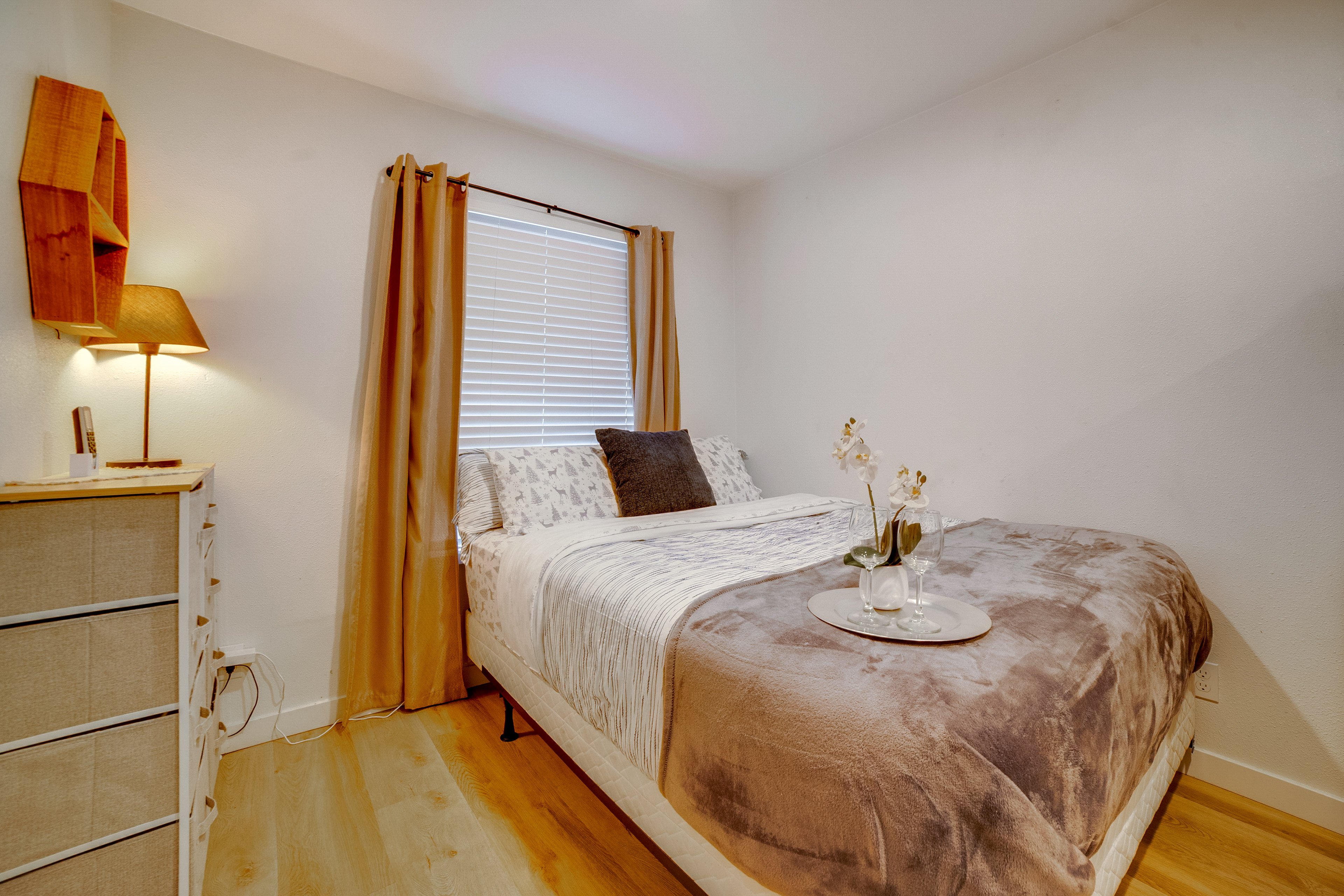 Studio | Queen Bed | Linens Provided