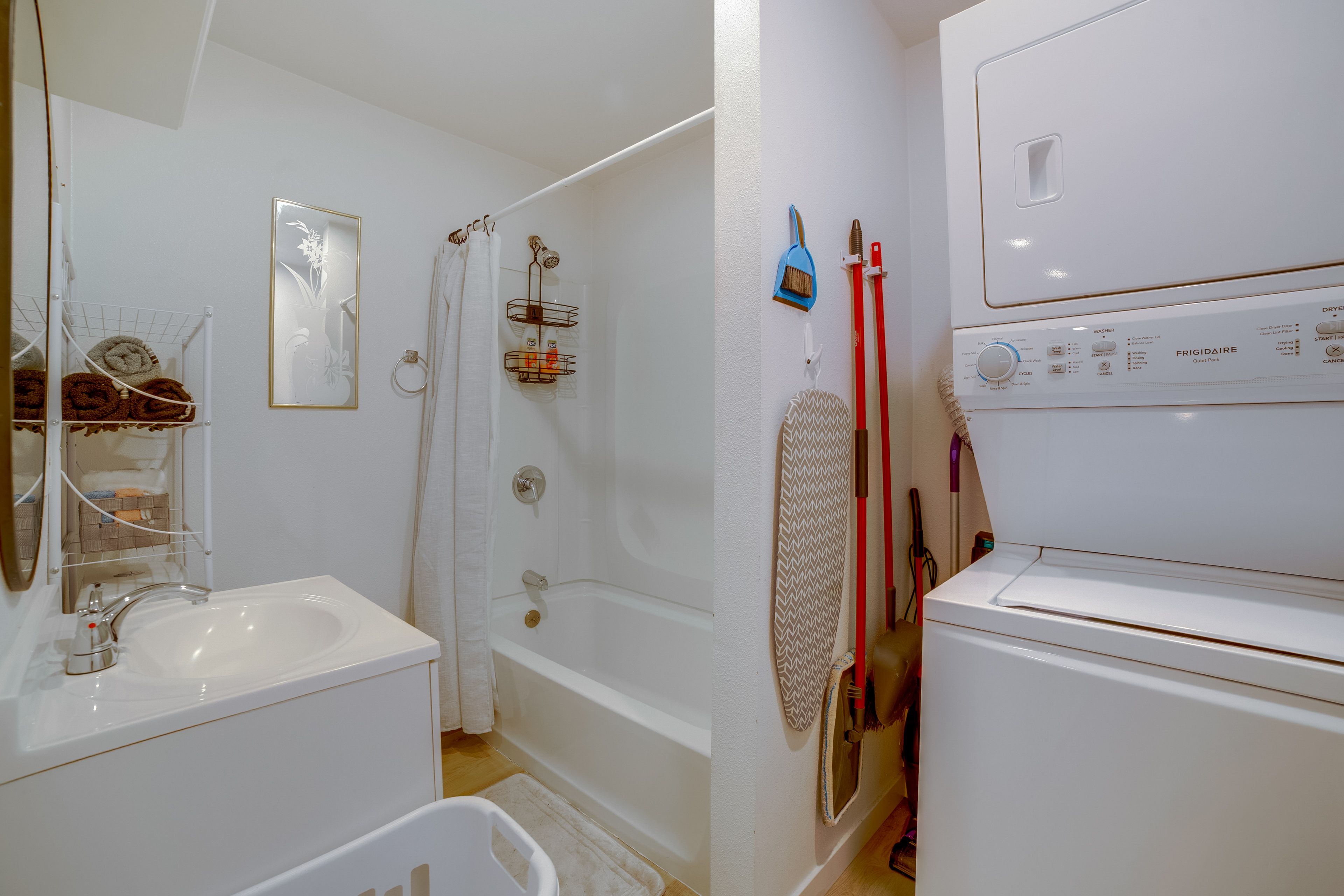 Full Bathroom | Towels Provided