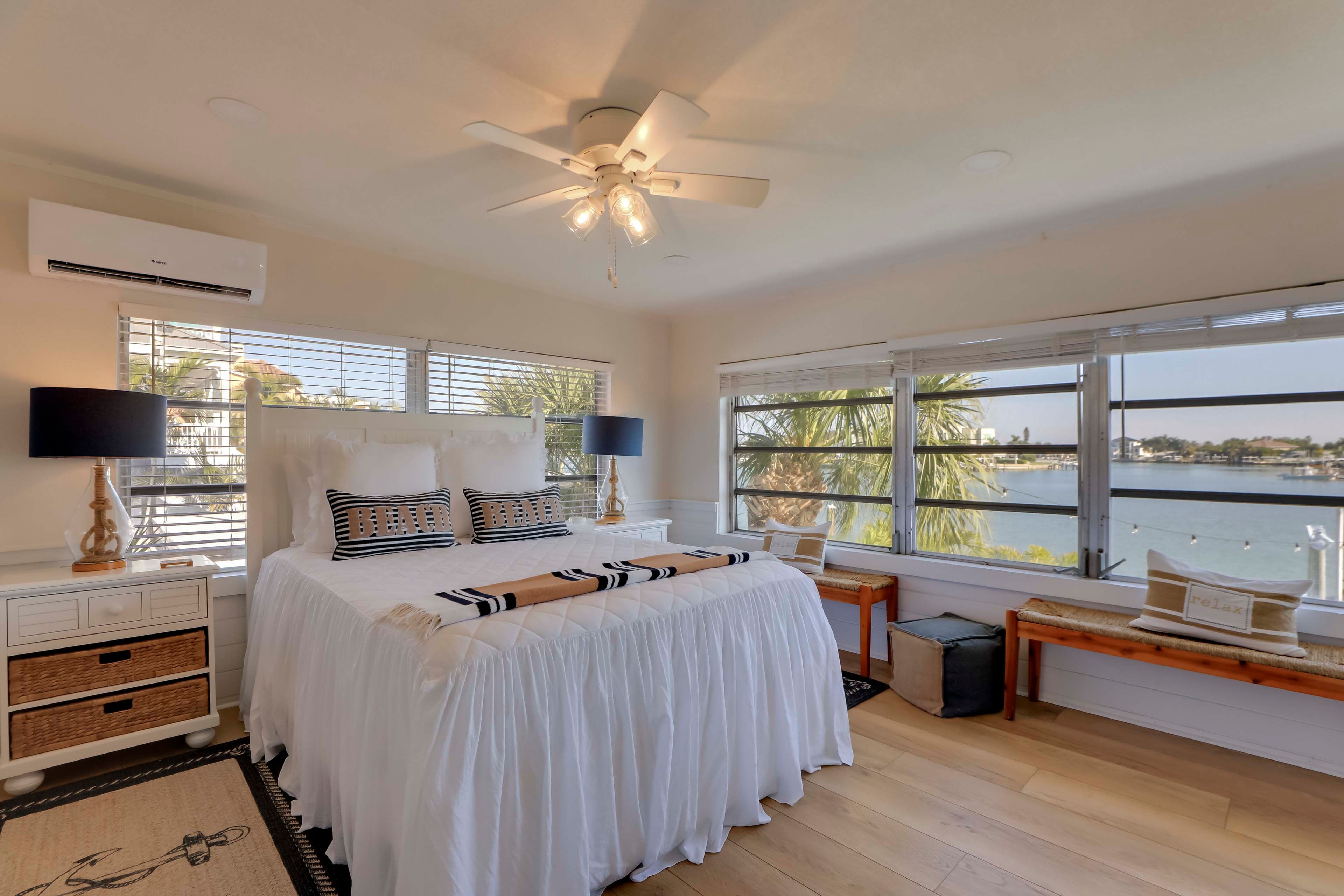 Bedroom 1 | Queen Bed