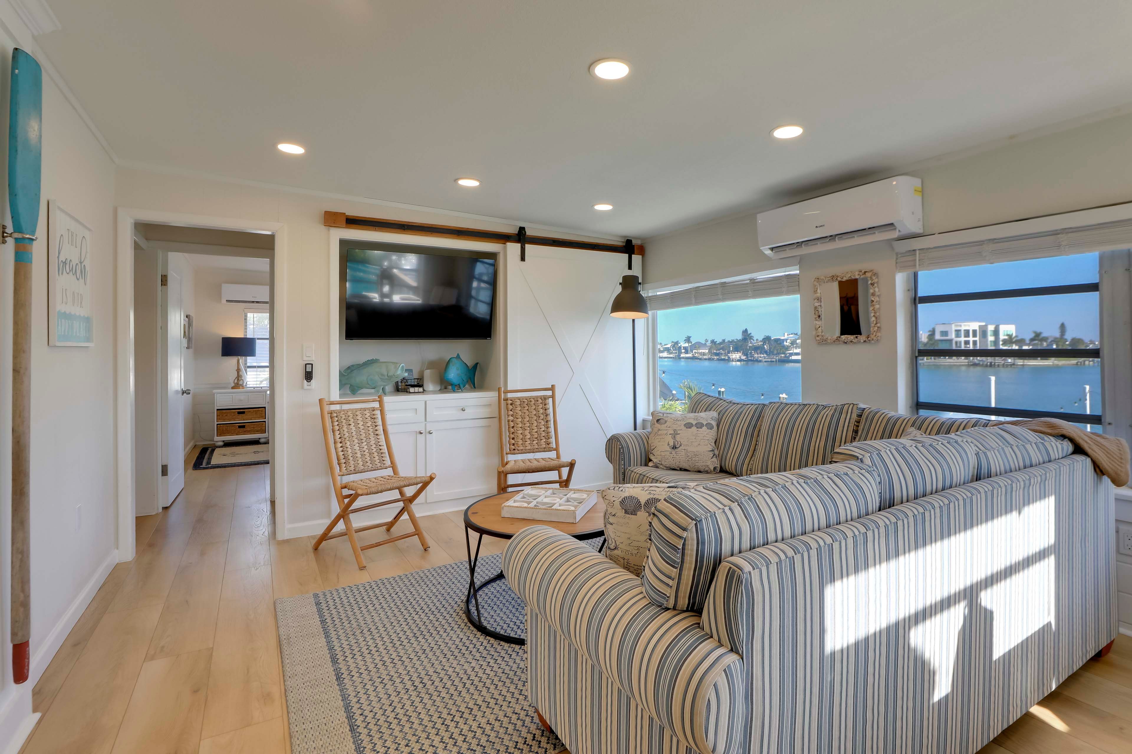 Living Room | Twin Sleeper Sofa | Smart TV | Free WiFi