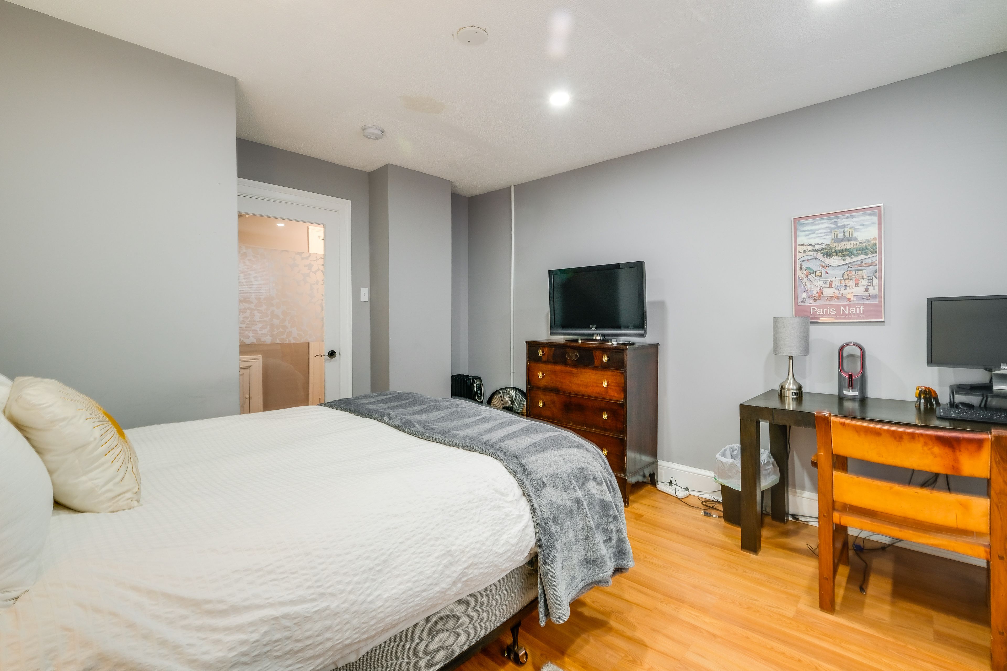 Bedroom | Free WiFi | Workspace w/ Monitor