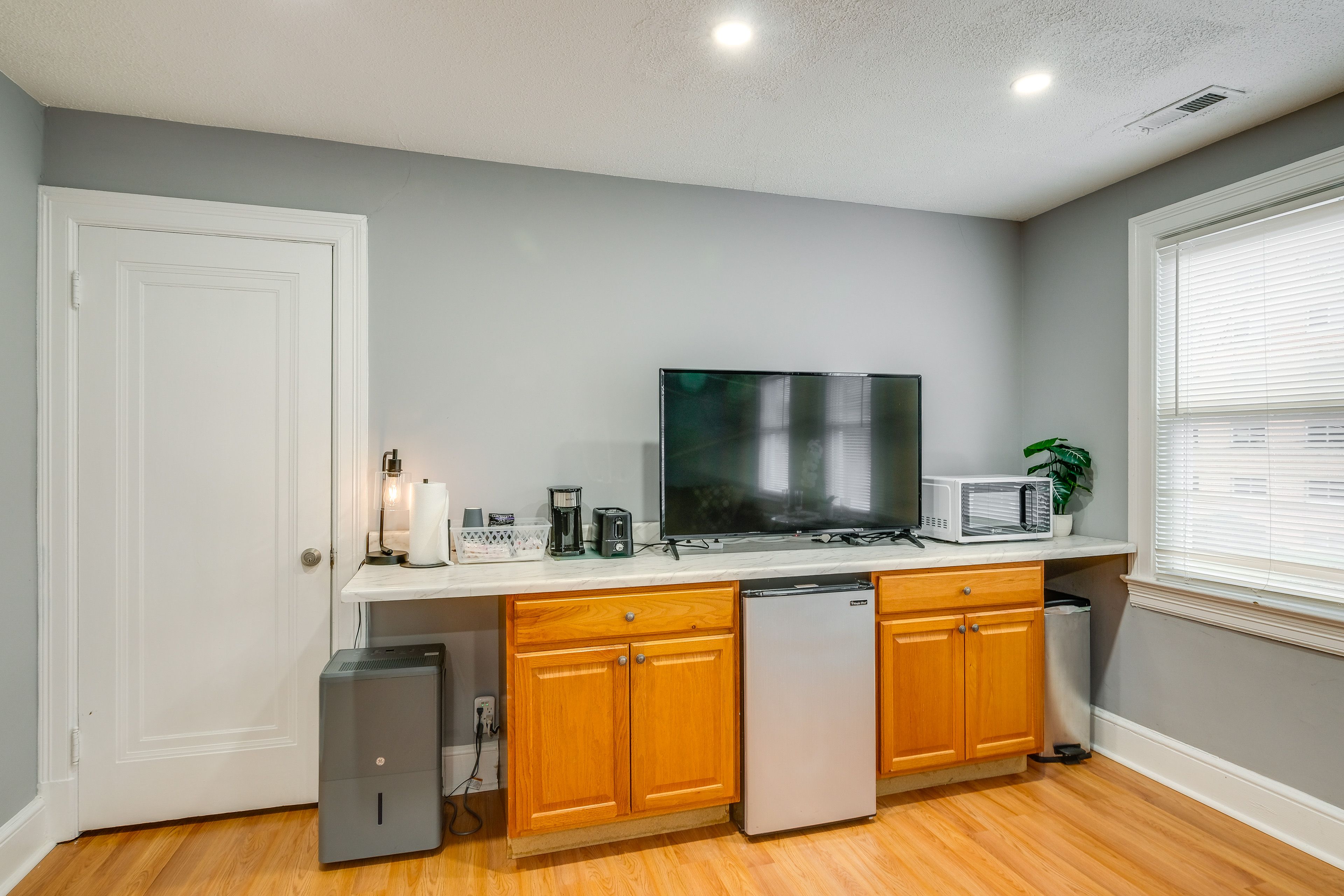 Kitchenette | Single-Serve Coffee Maker | Toaster | Trash Bags & Paper Towels