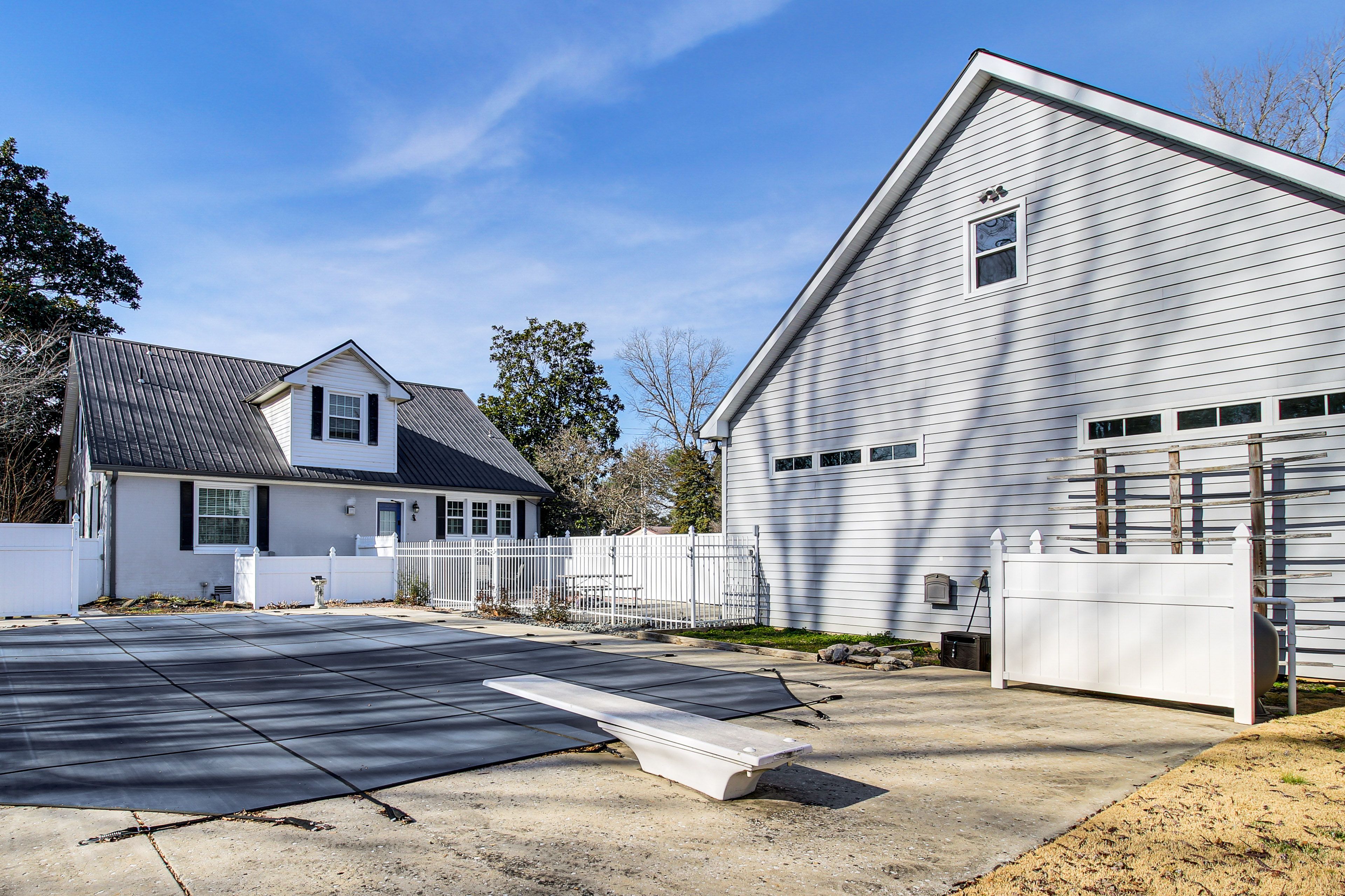 Seasonal Pool w/ Diving Board