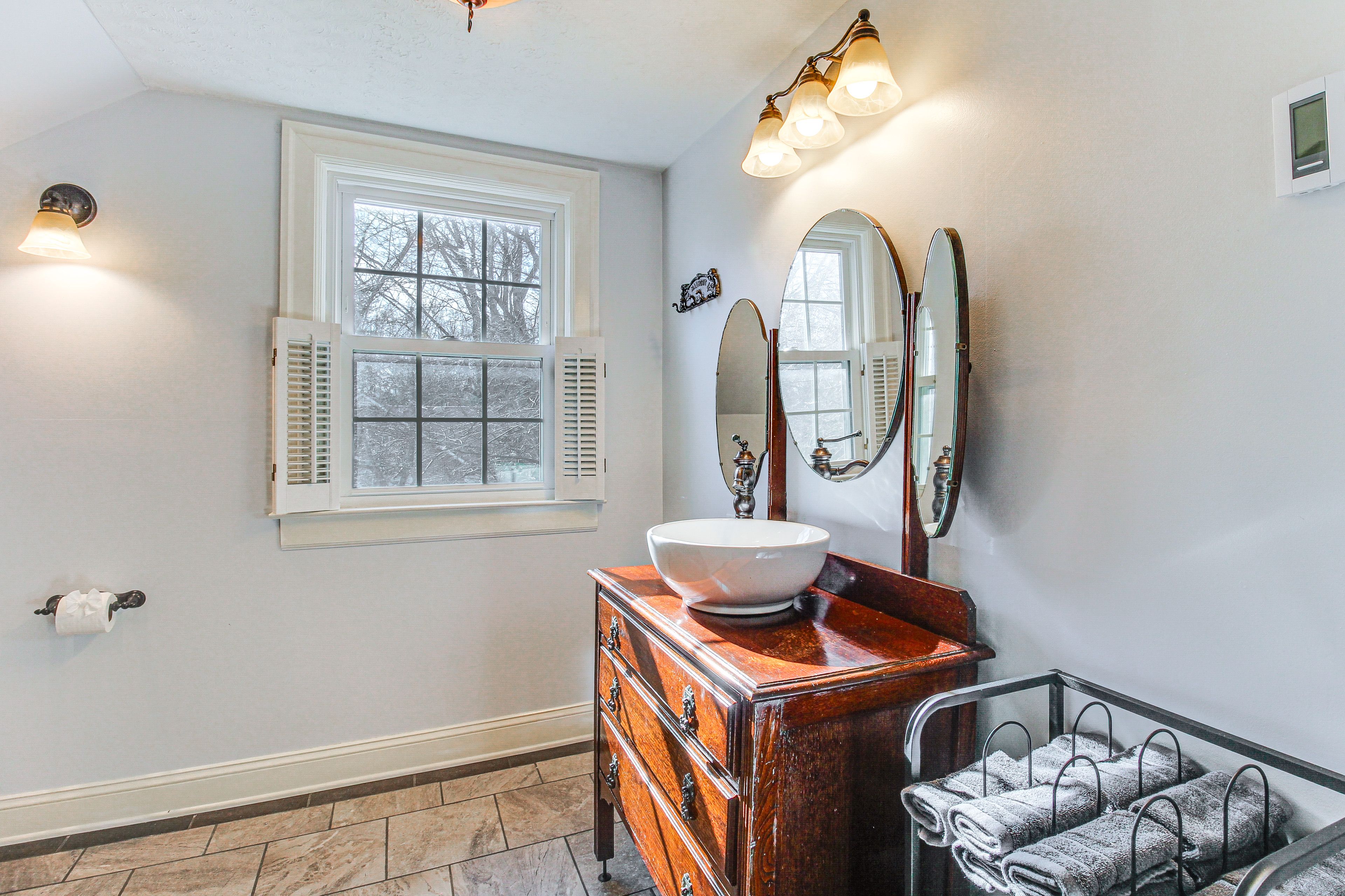 Full Bathroom | 2nd Floor | Complimentary Toiletries