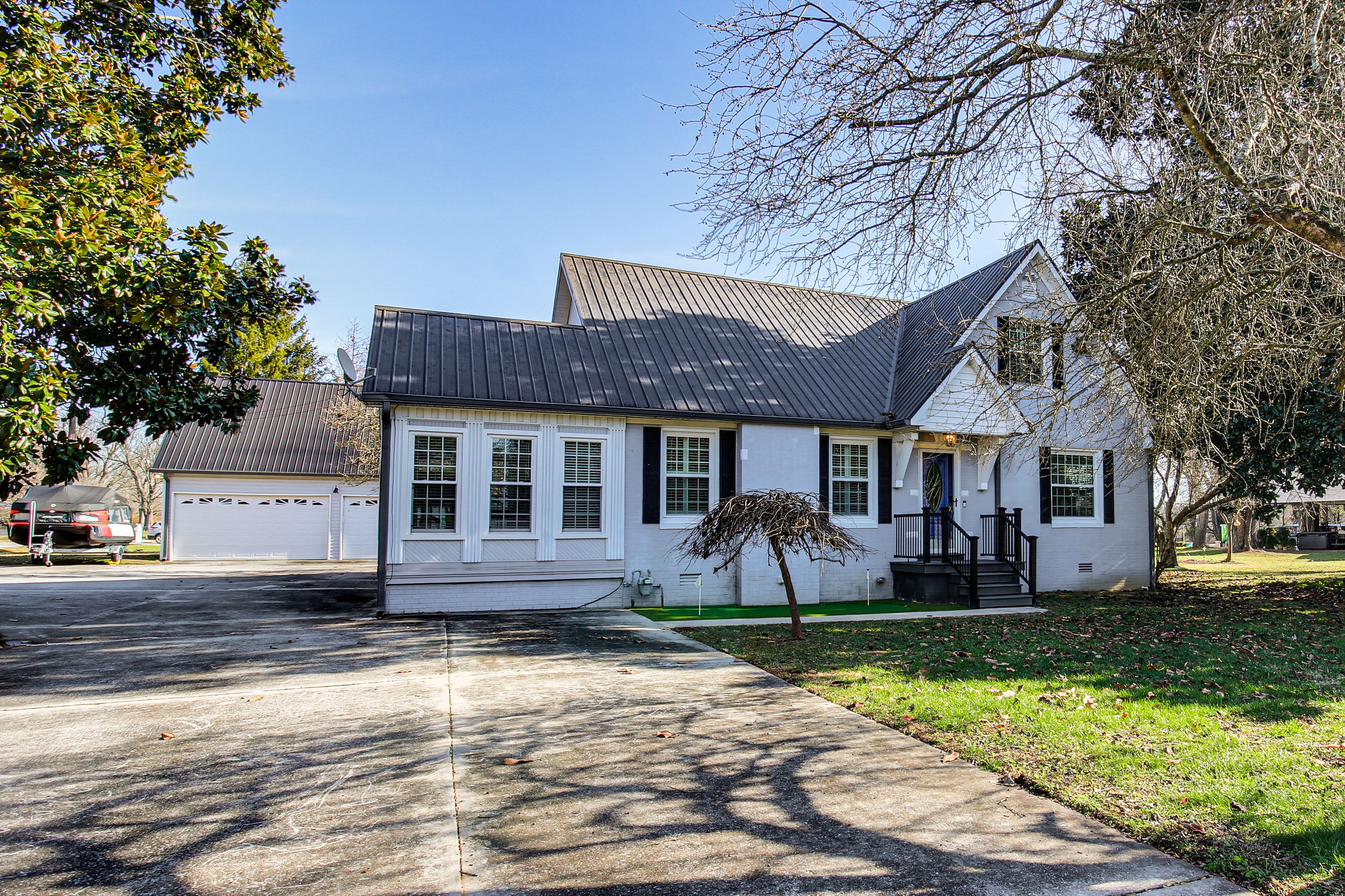 Parking | Driveway (4-6 Vehicles)