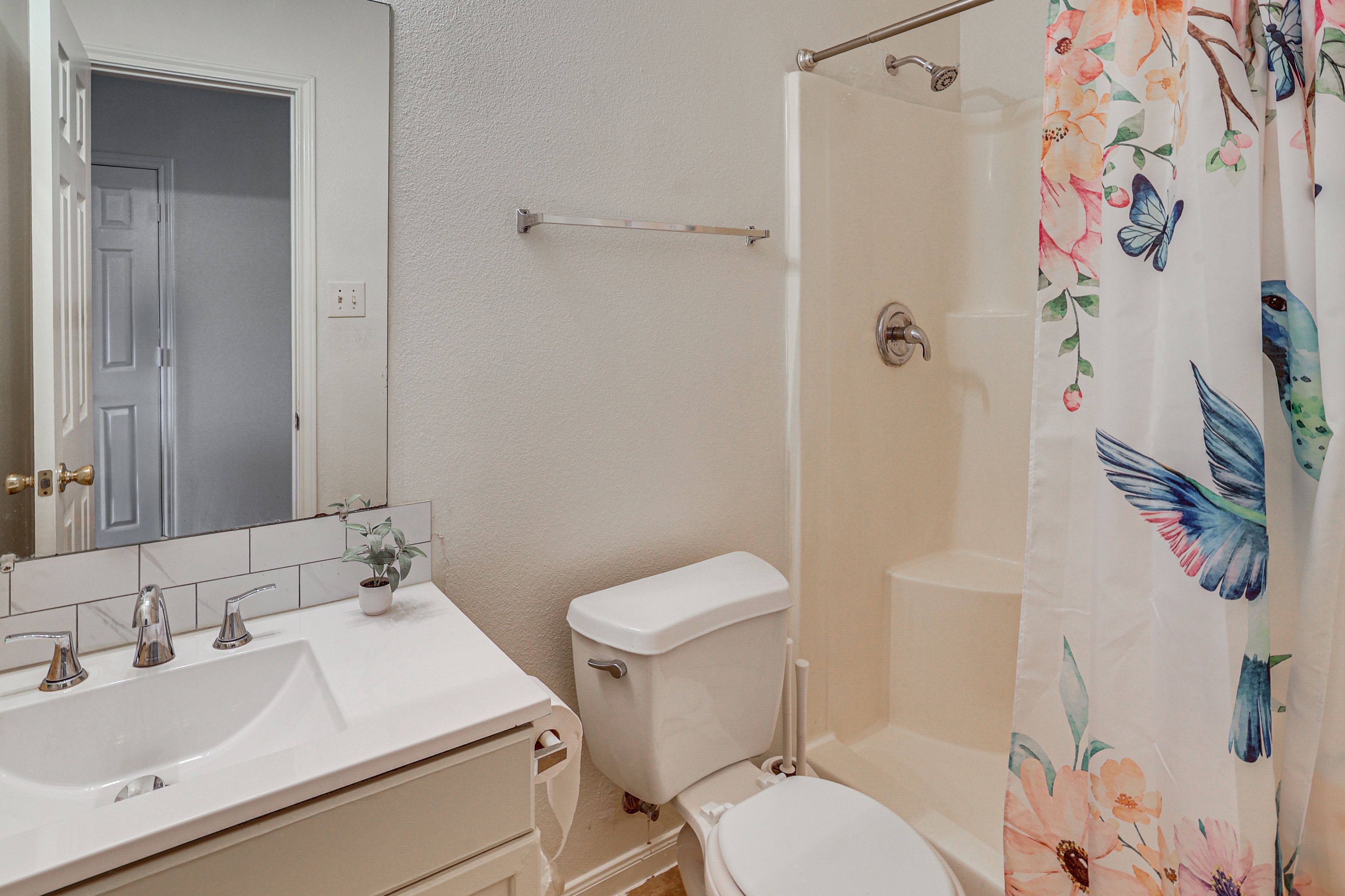 Full Bathroom | 1st Floor | Towels Provided