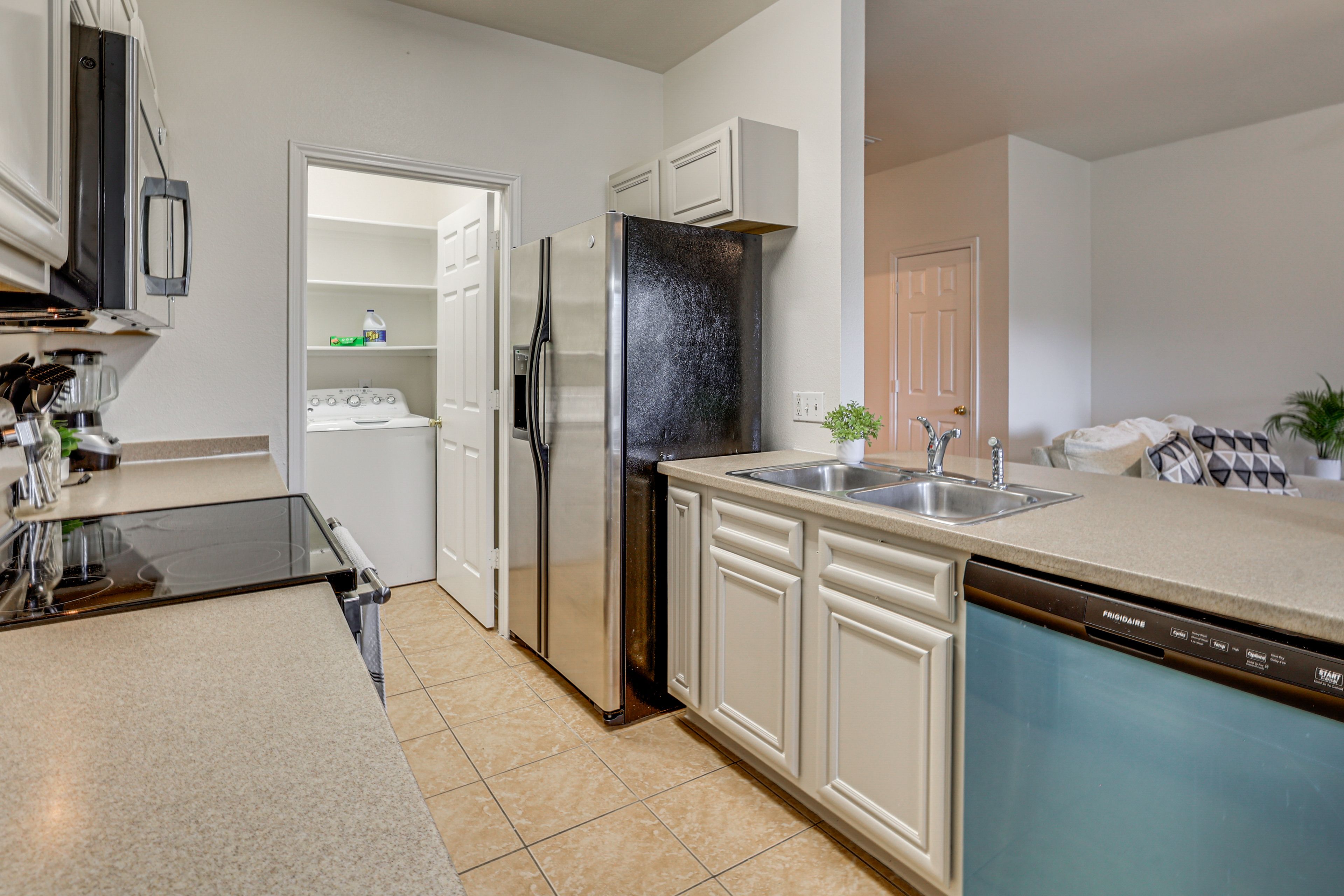 Kitchen | 1st Floor | Dual Drip/Keurig Single-Serve Coffee Maker