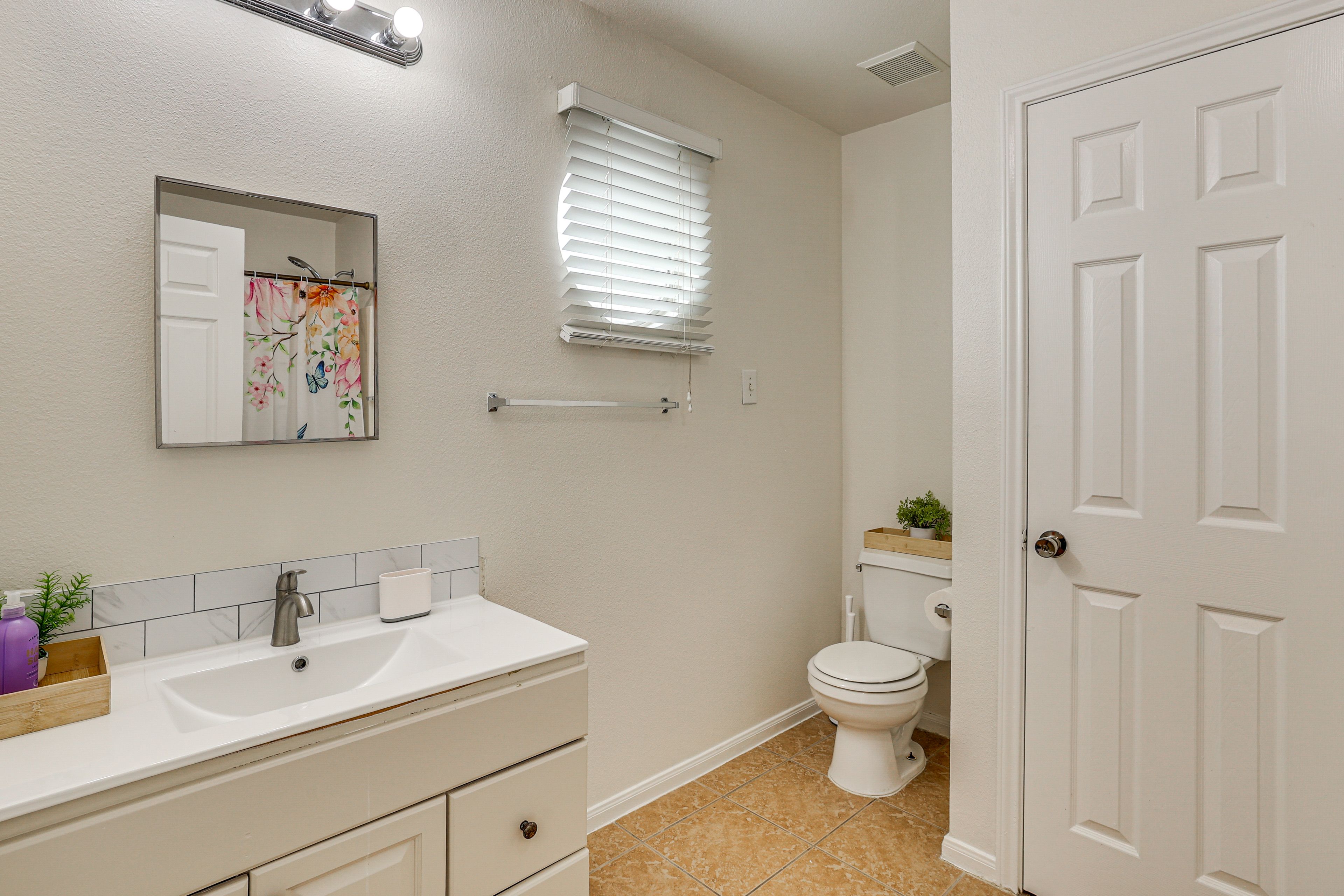 Full Bathroom | 2nd Floor