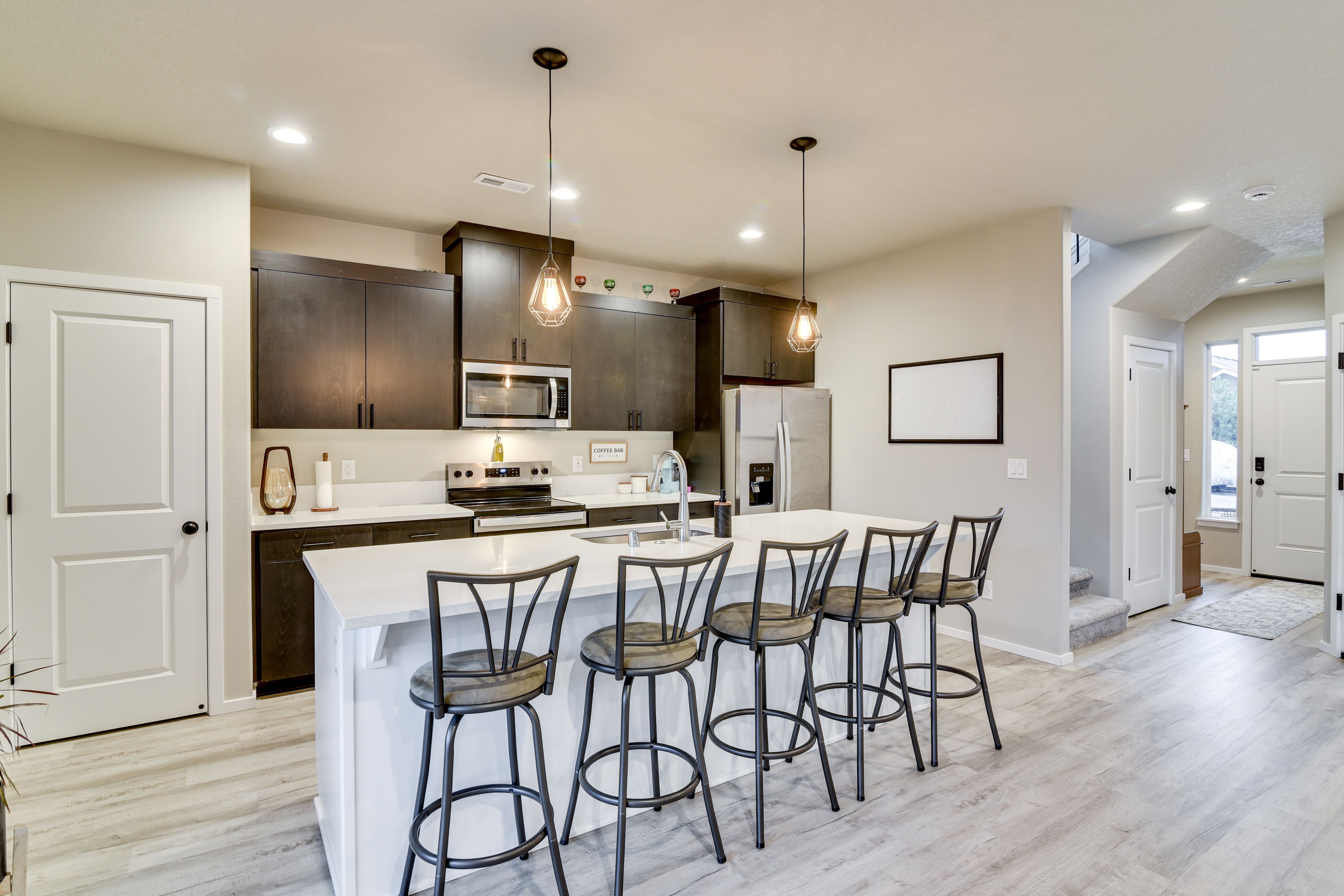 Kitchen | Breakfast Bar | Dishwasher | 1st Floor