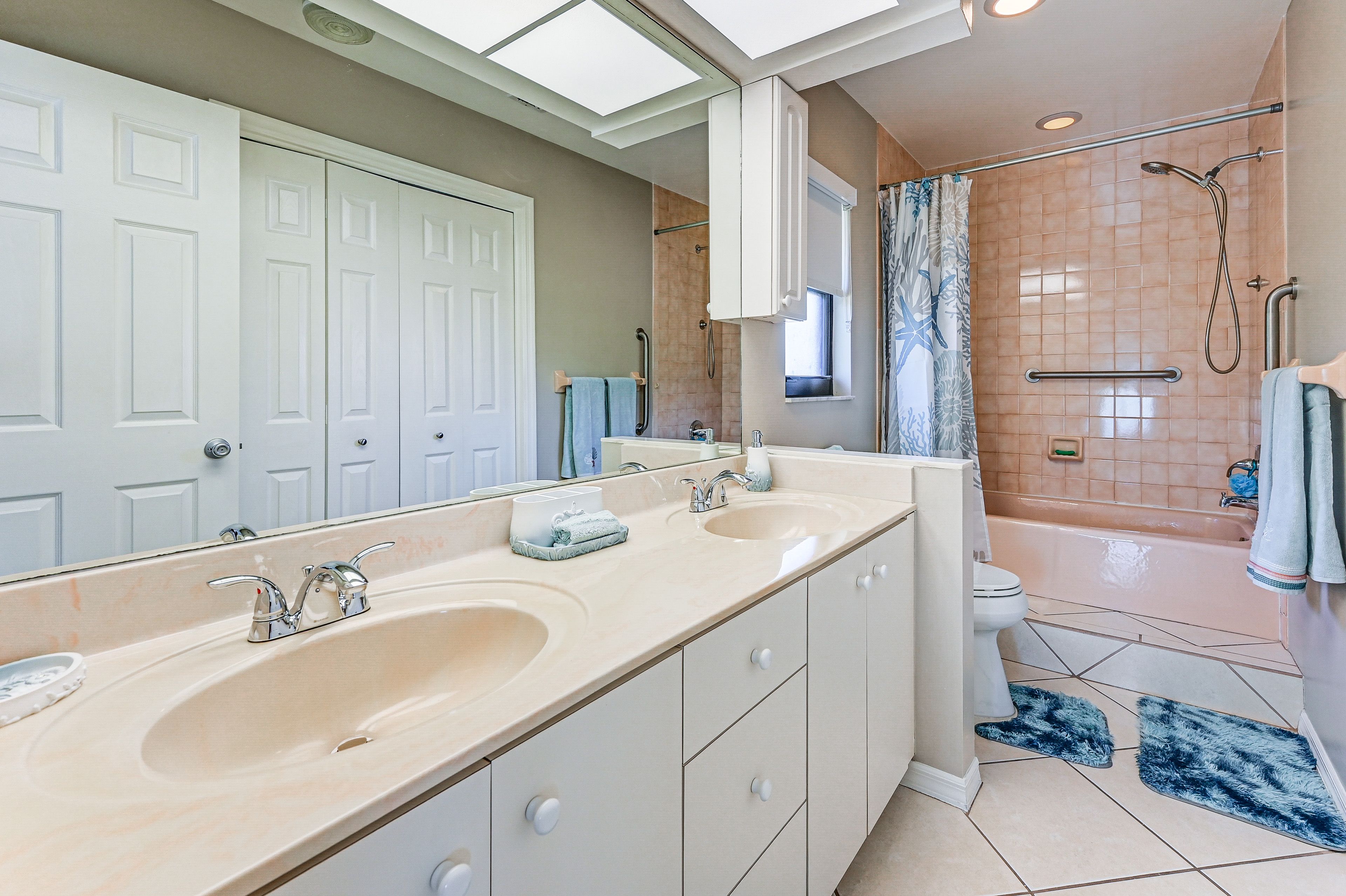 En-Suite Bathroom | Towels Provided