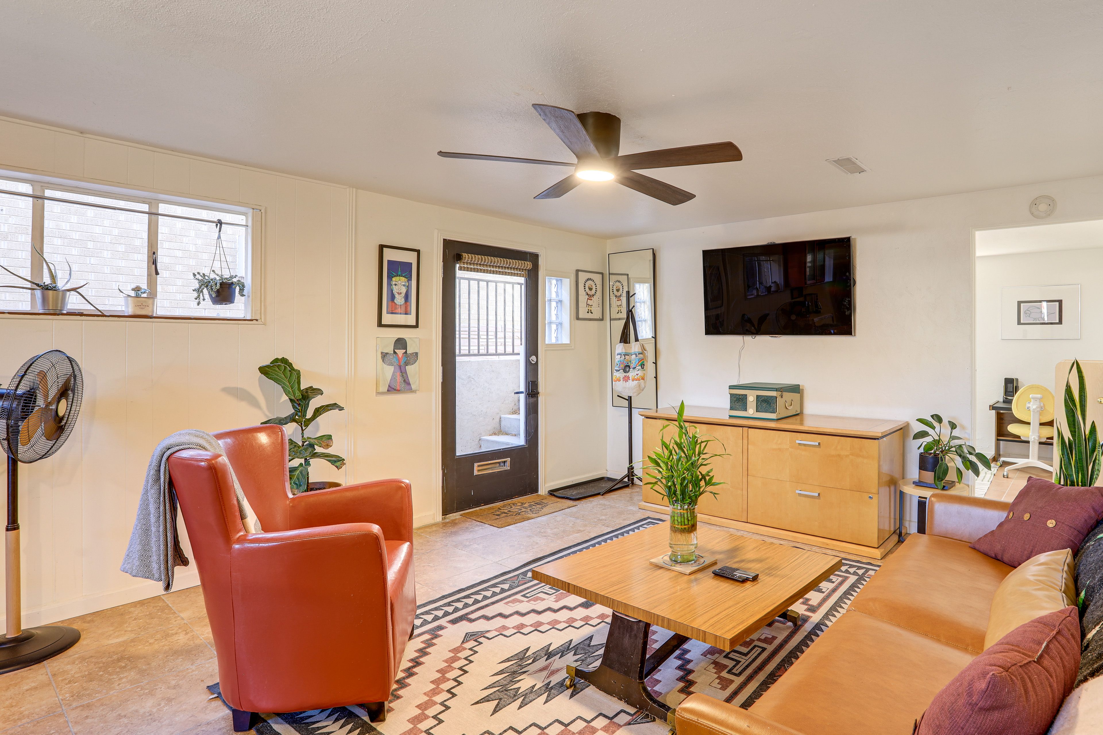 Living Room | Free WiFi | Central A/C & Heat