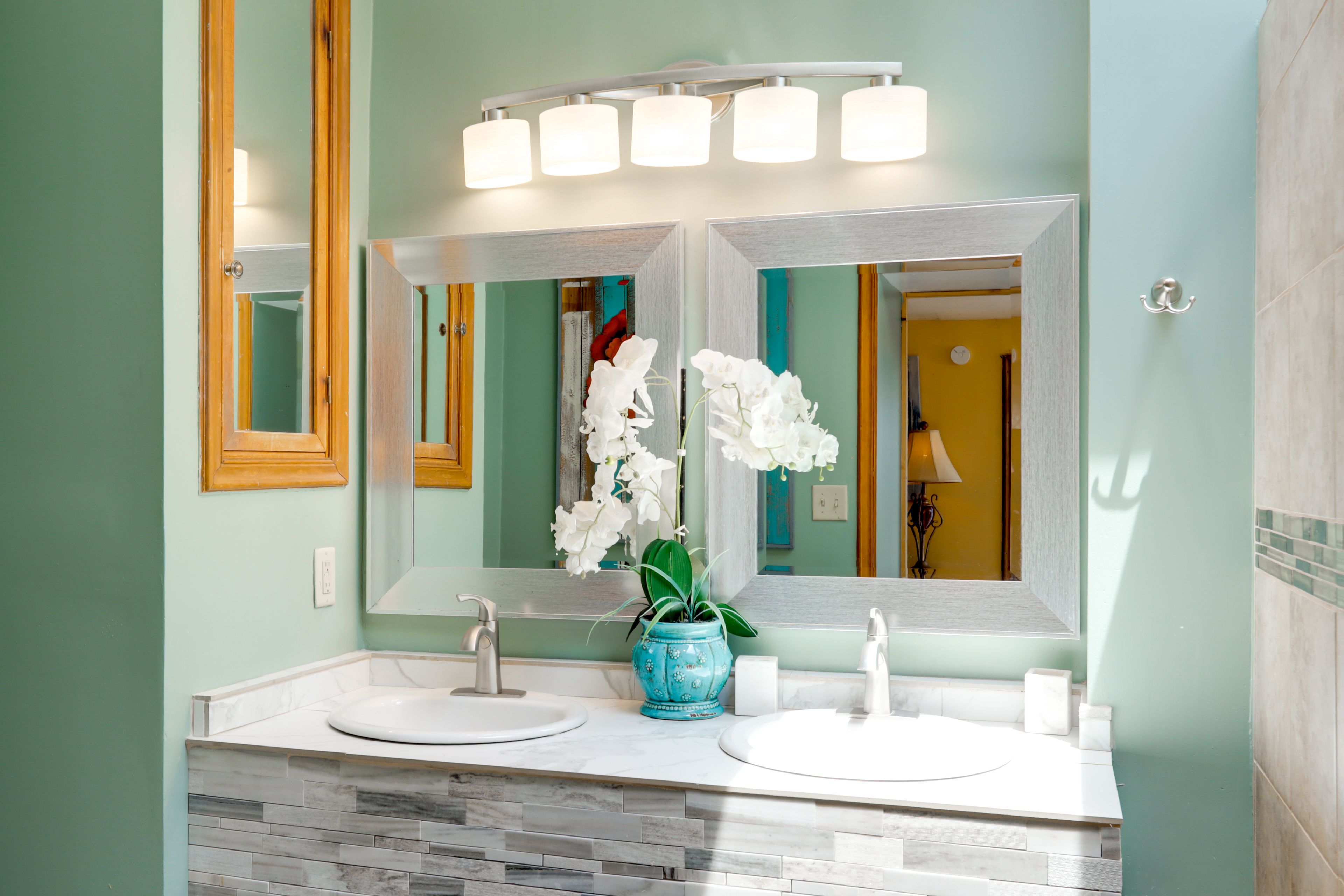 Full Bathroom | 2nd Floor