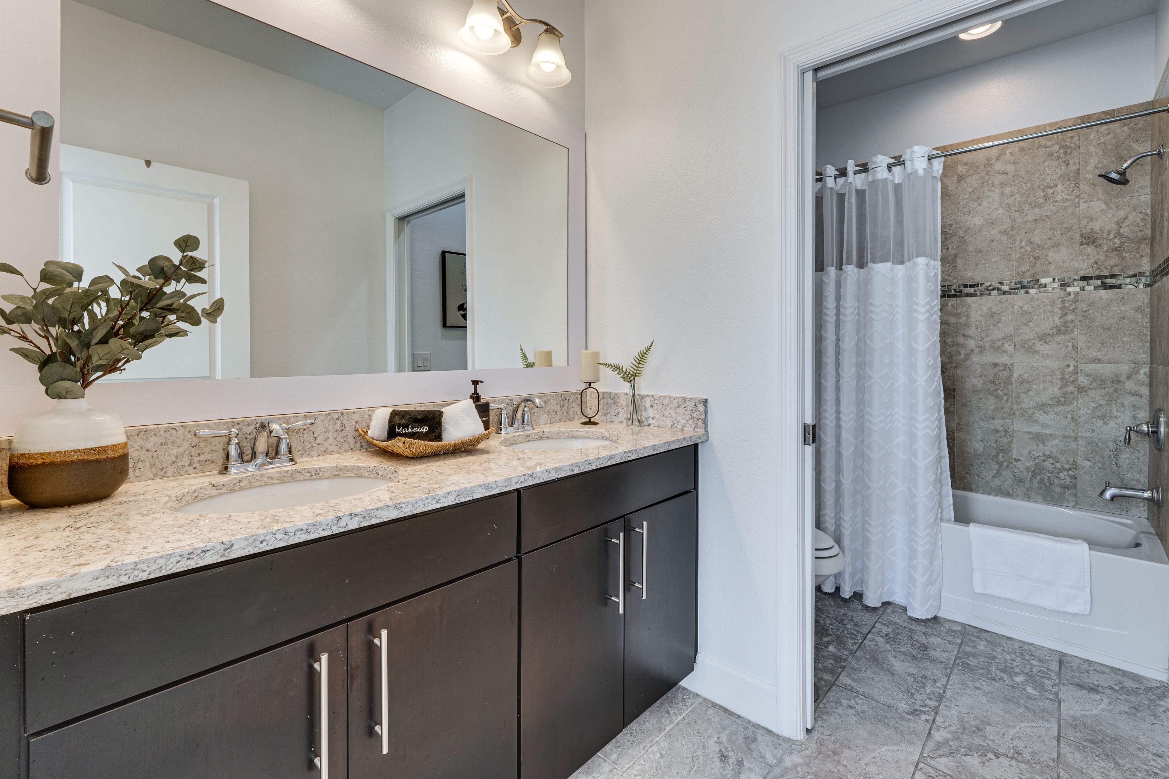 Full Bathroom | 2nd Floor