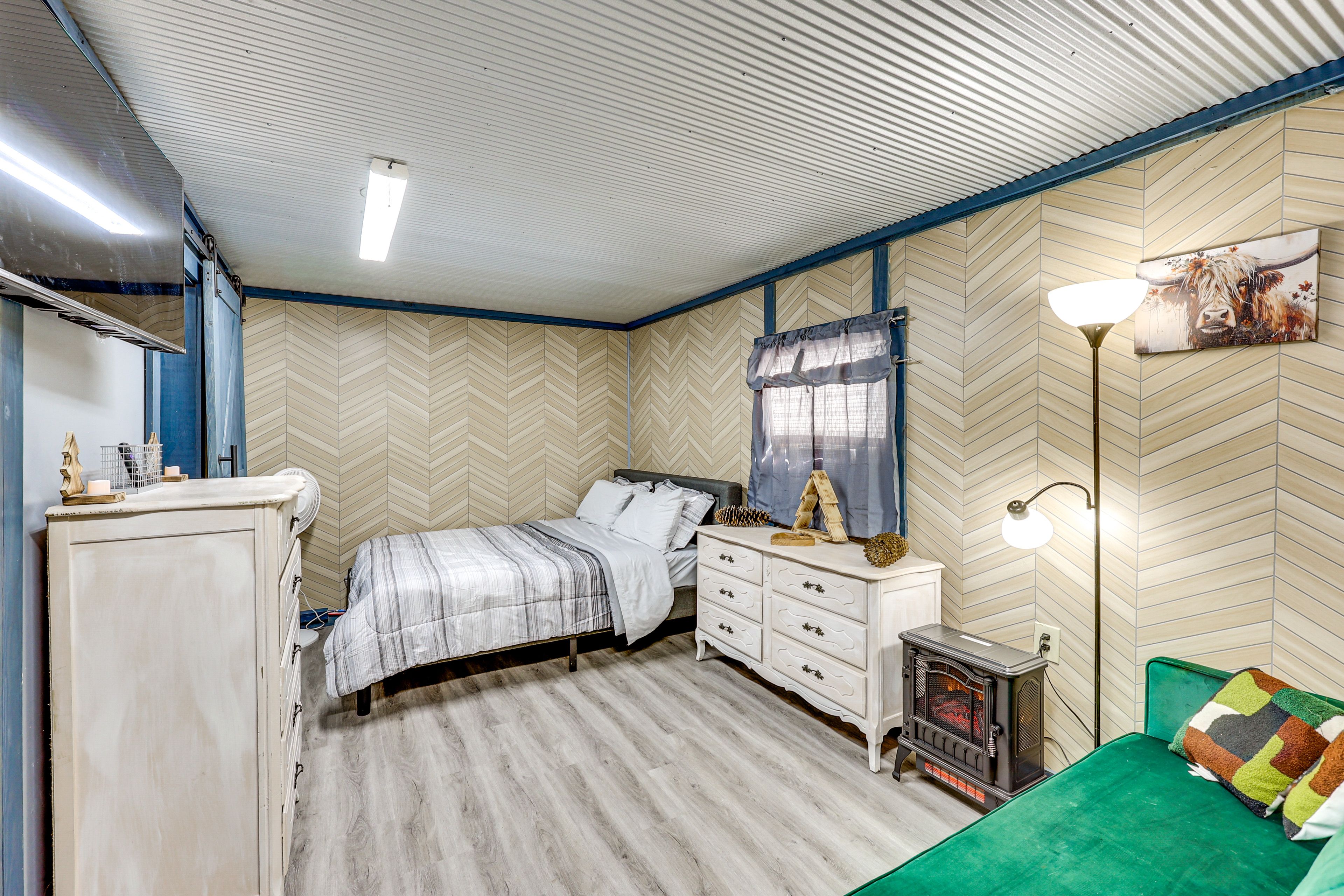 Bedroom | Queen Bed | Queen Futon | Smart TV | Linens Provided