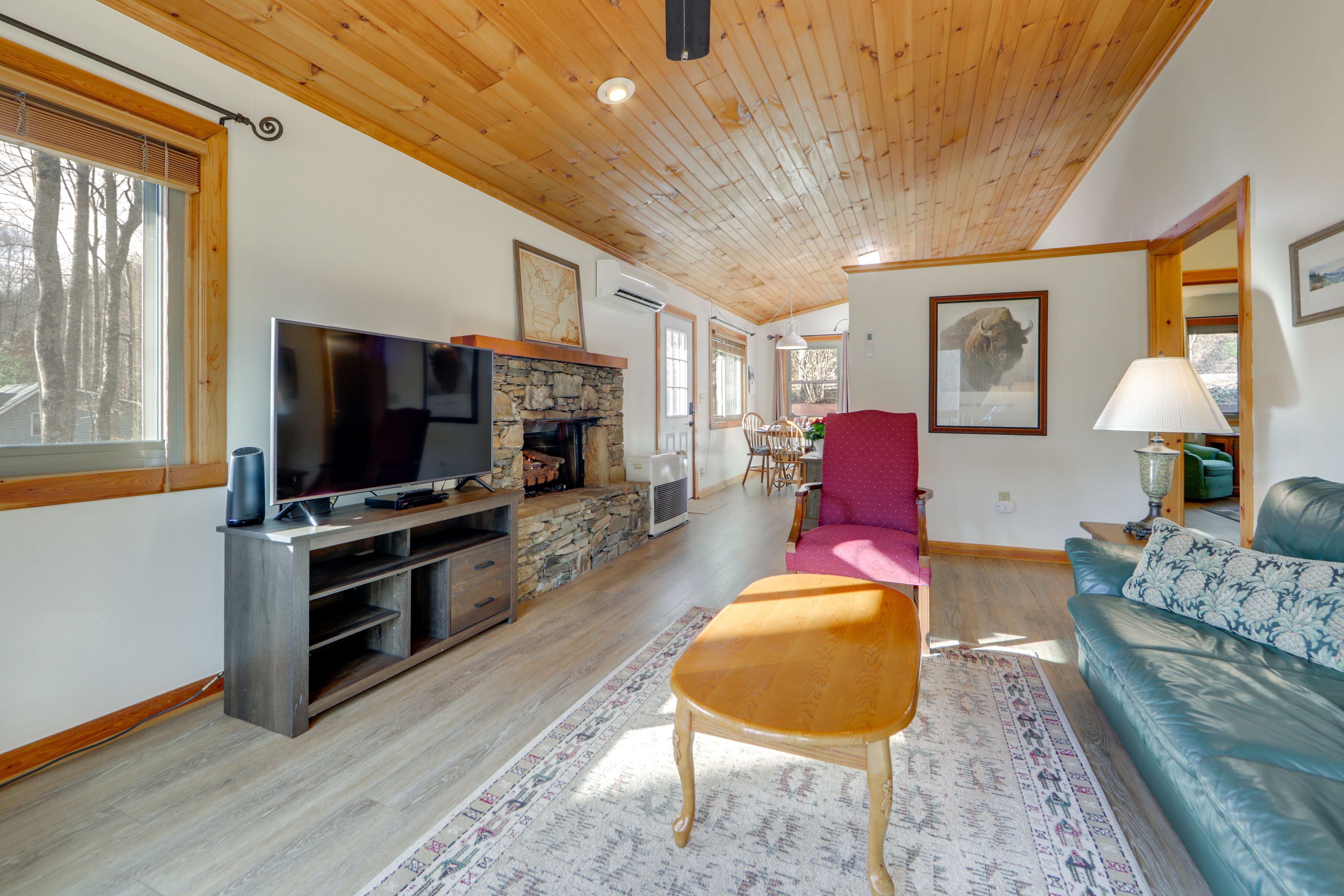 Living Room | Free WiFi | Central A/C | 1st Floor