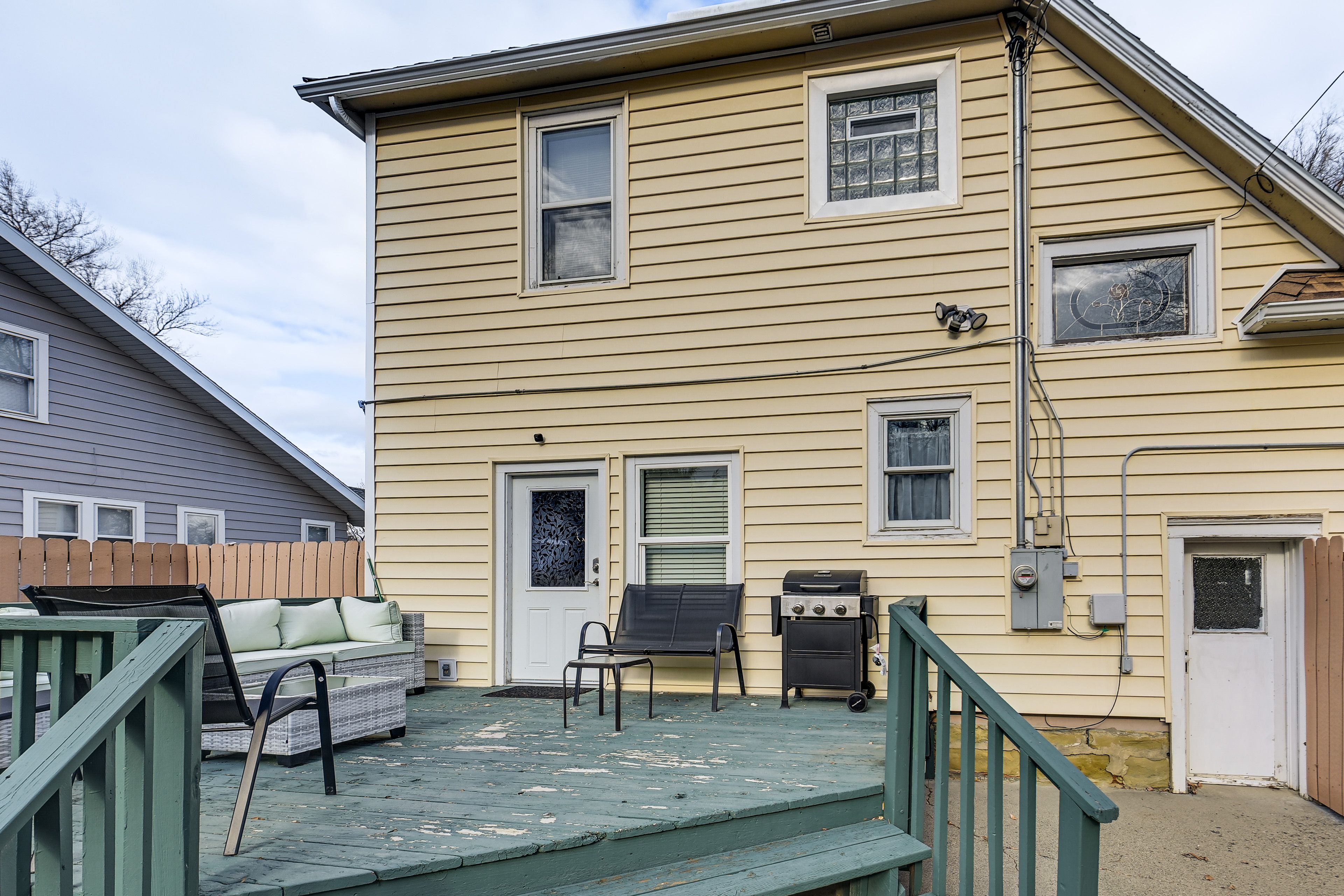 Private Deck & Fenced Backyard