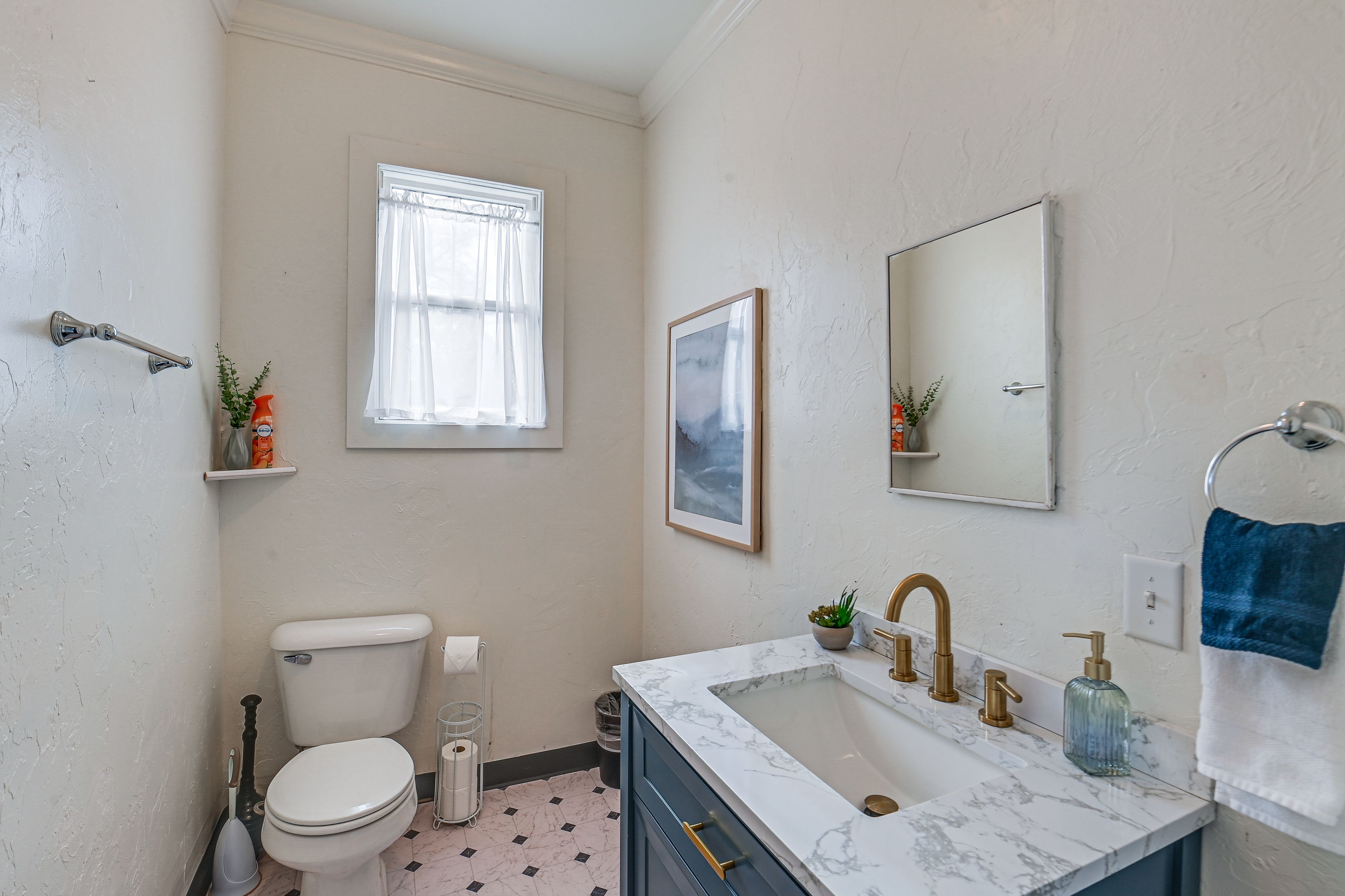 Half Bath | 1st Floor