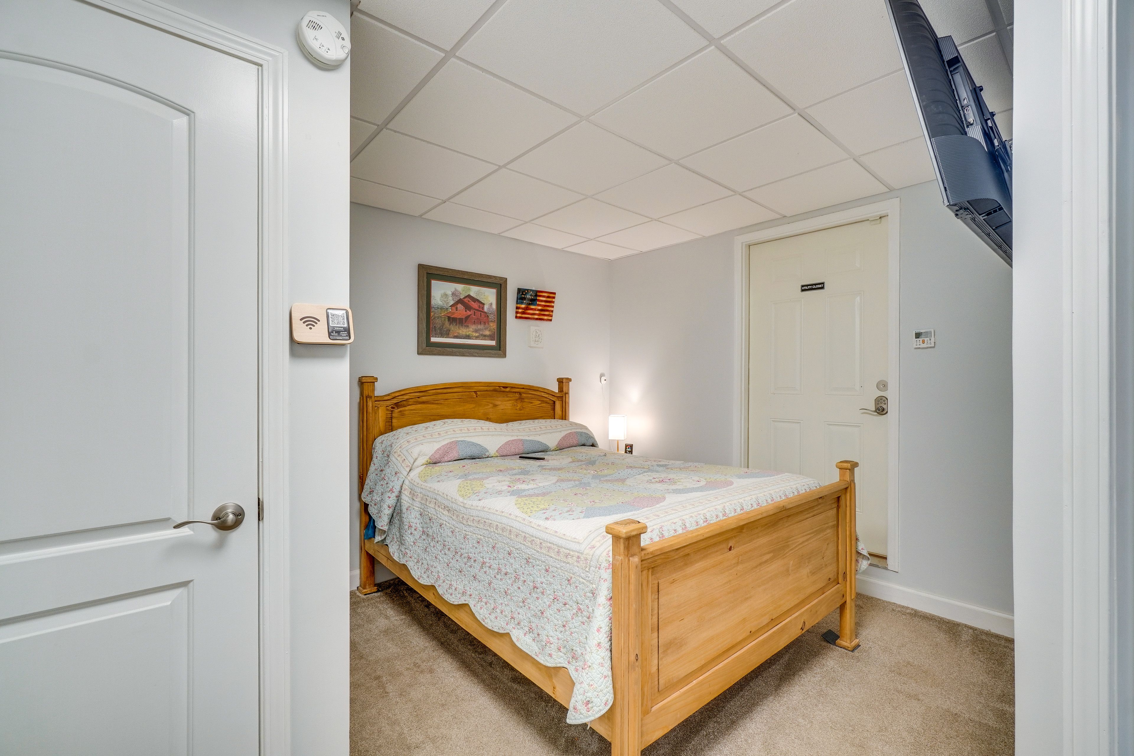 Studio | Queen Bed | Free WiFi | Central A/C & Heat | Smart TV w/ Cable