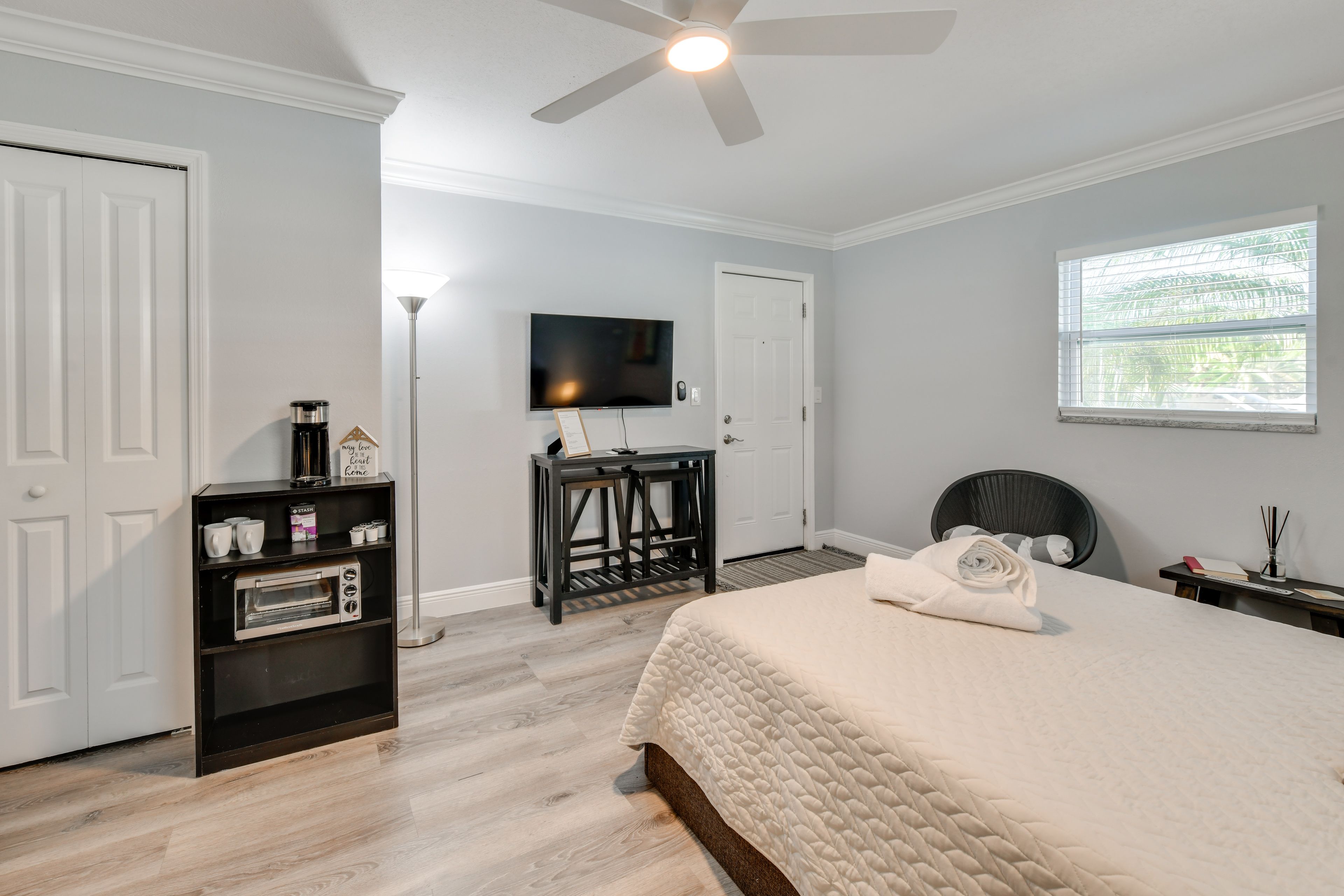 Dining Bar | Dishware/Flatware