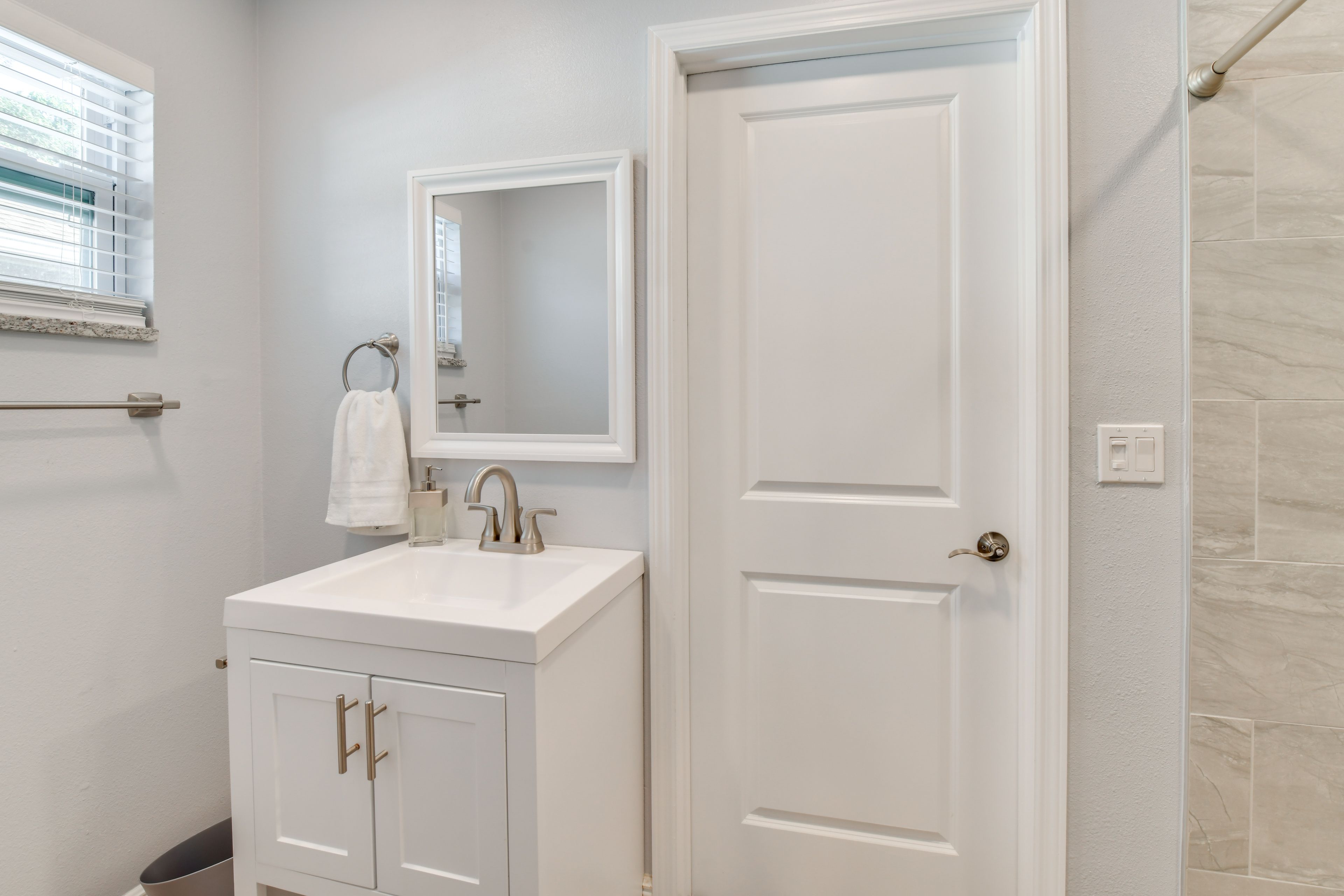 Full Bathroom | Towels Provided | Complimentary Toiletries