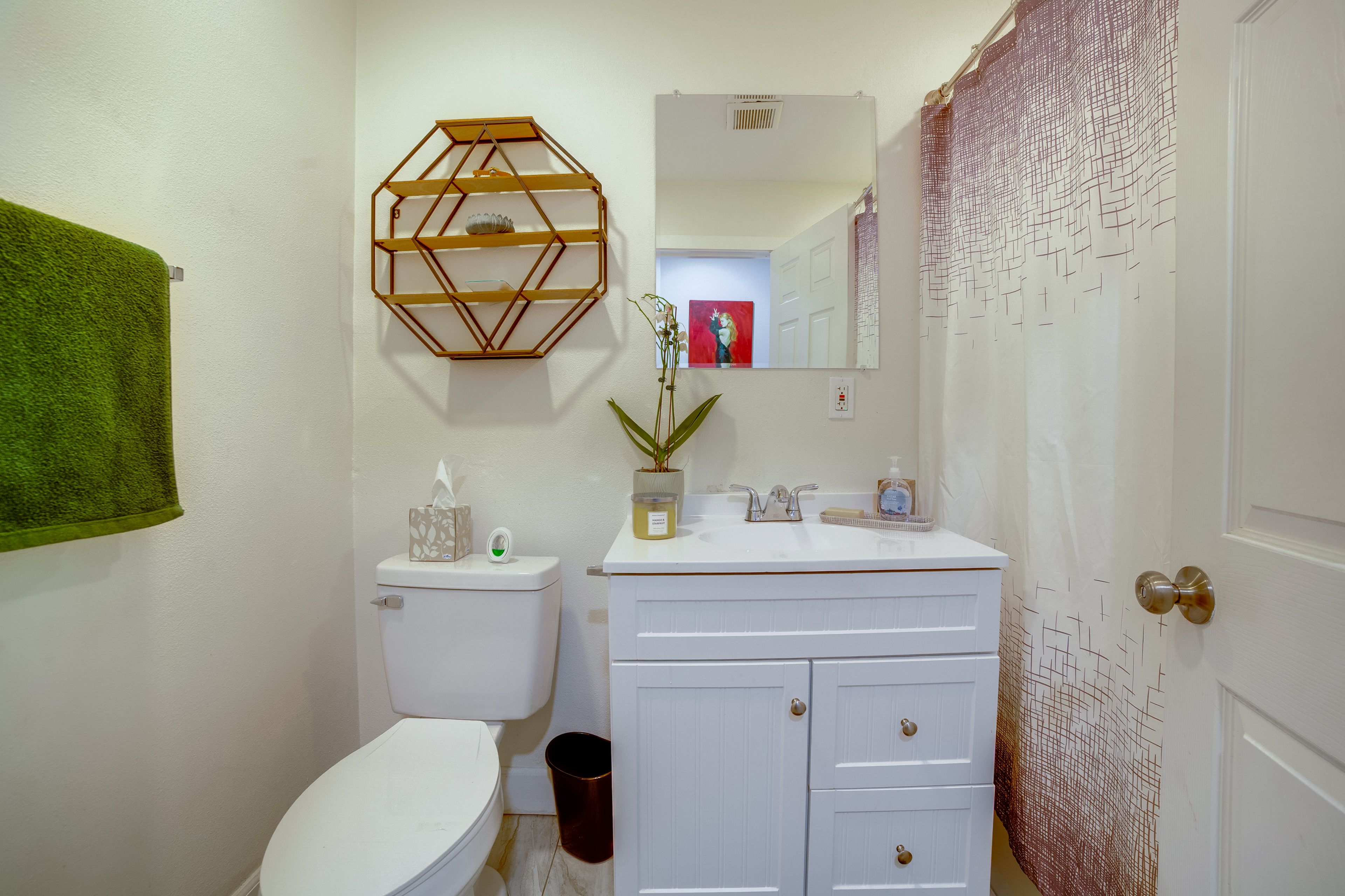 Full Bathroom | Towels Provided