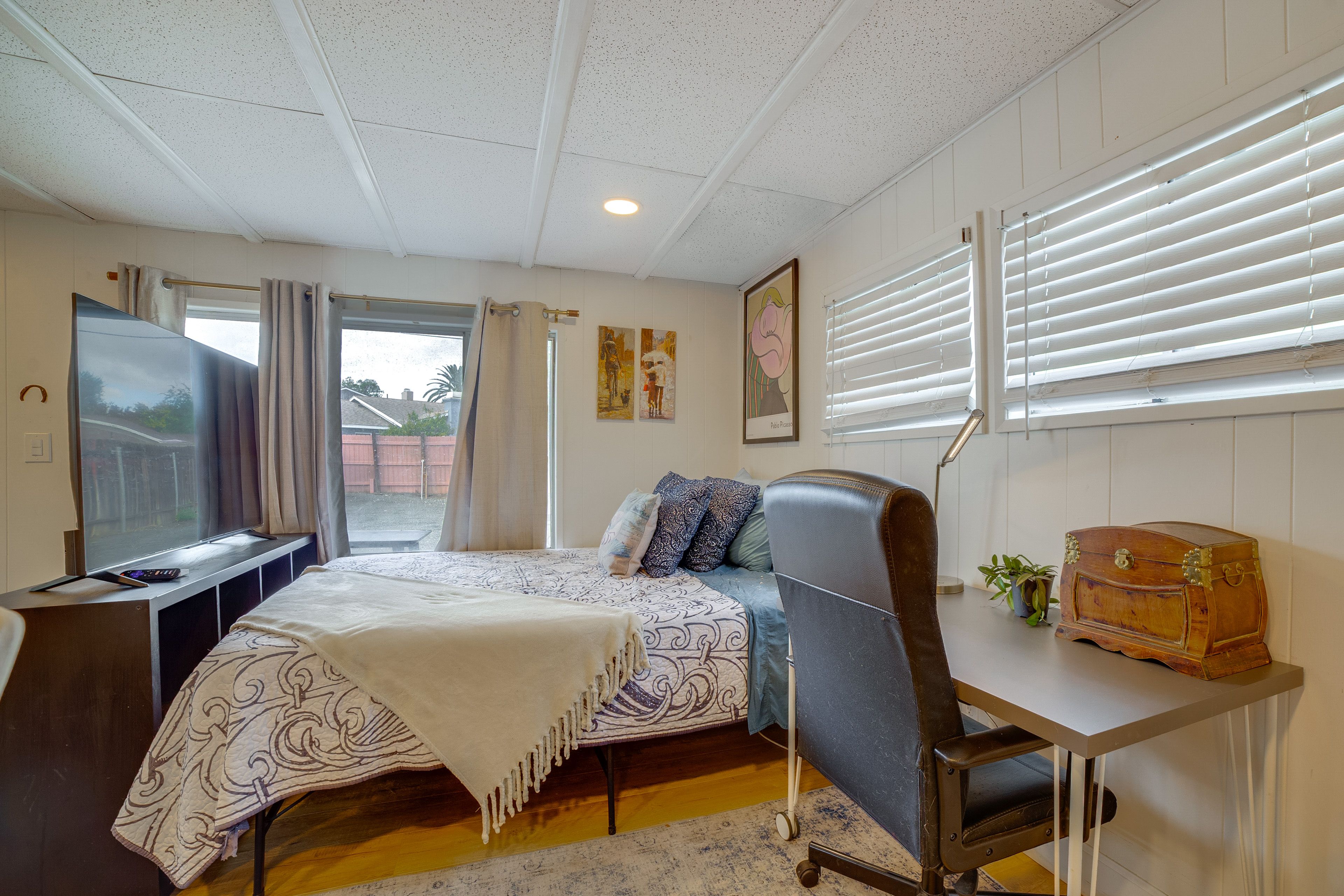 Studio | 2 Queen Beds | Smart TV | Free WiFi