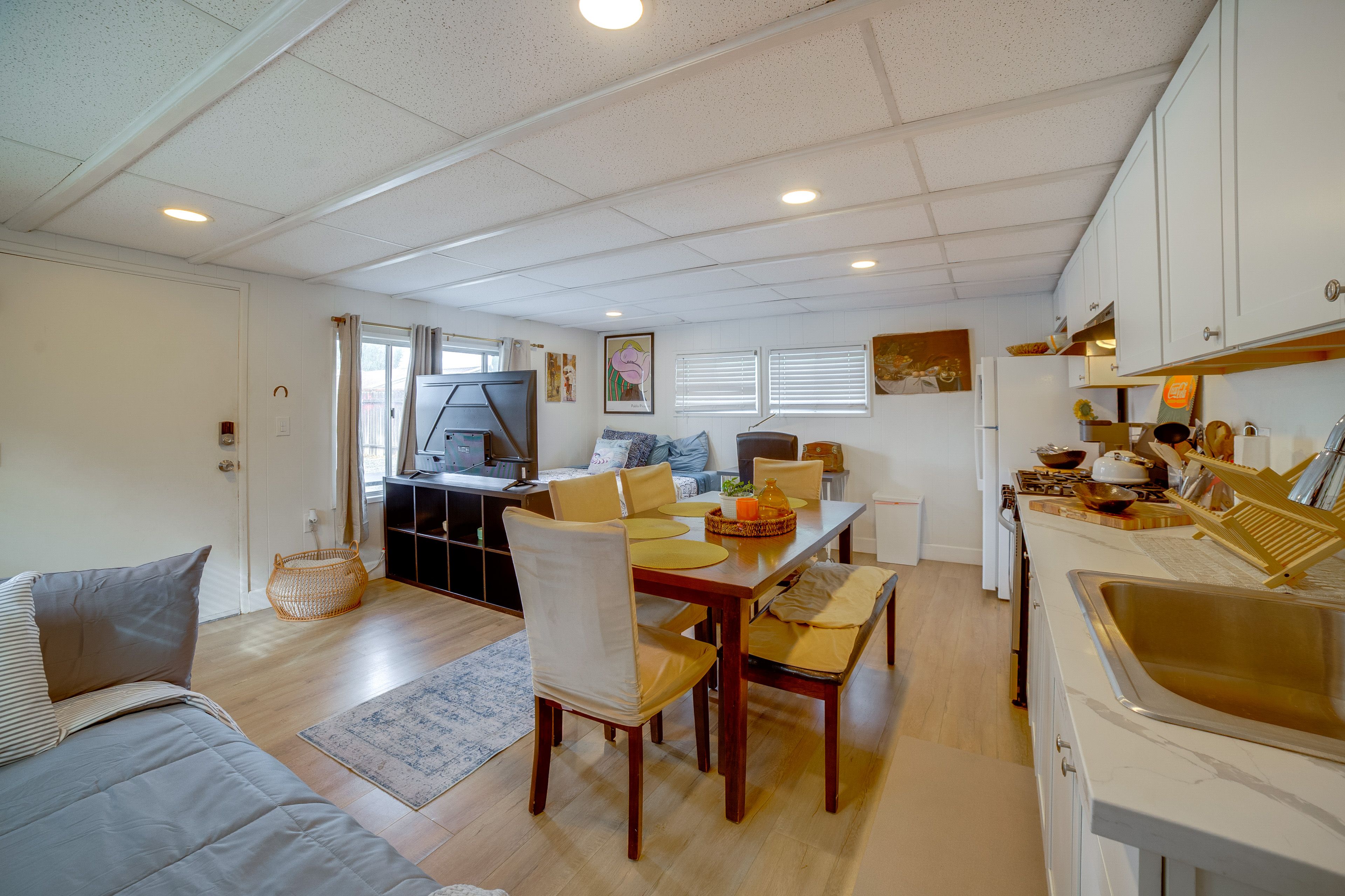 Studio | 2 Queen Beds | Smart TV | Free WiFi