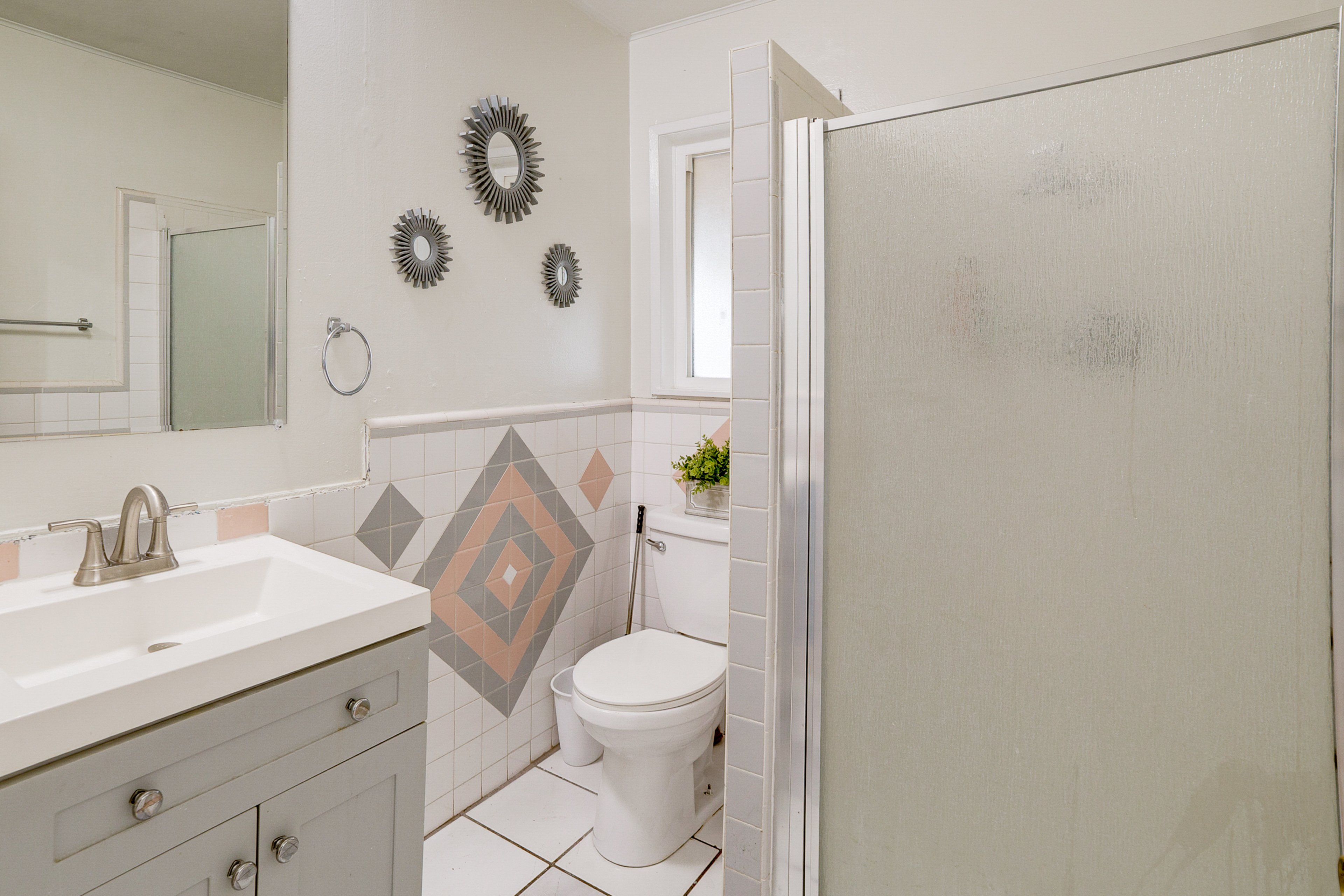 Full Bathroom | Towels Provided