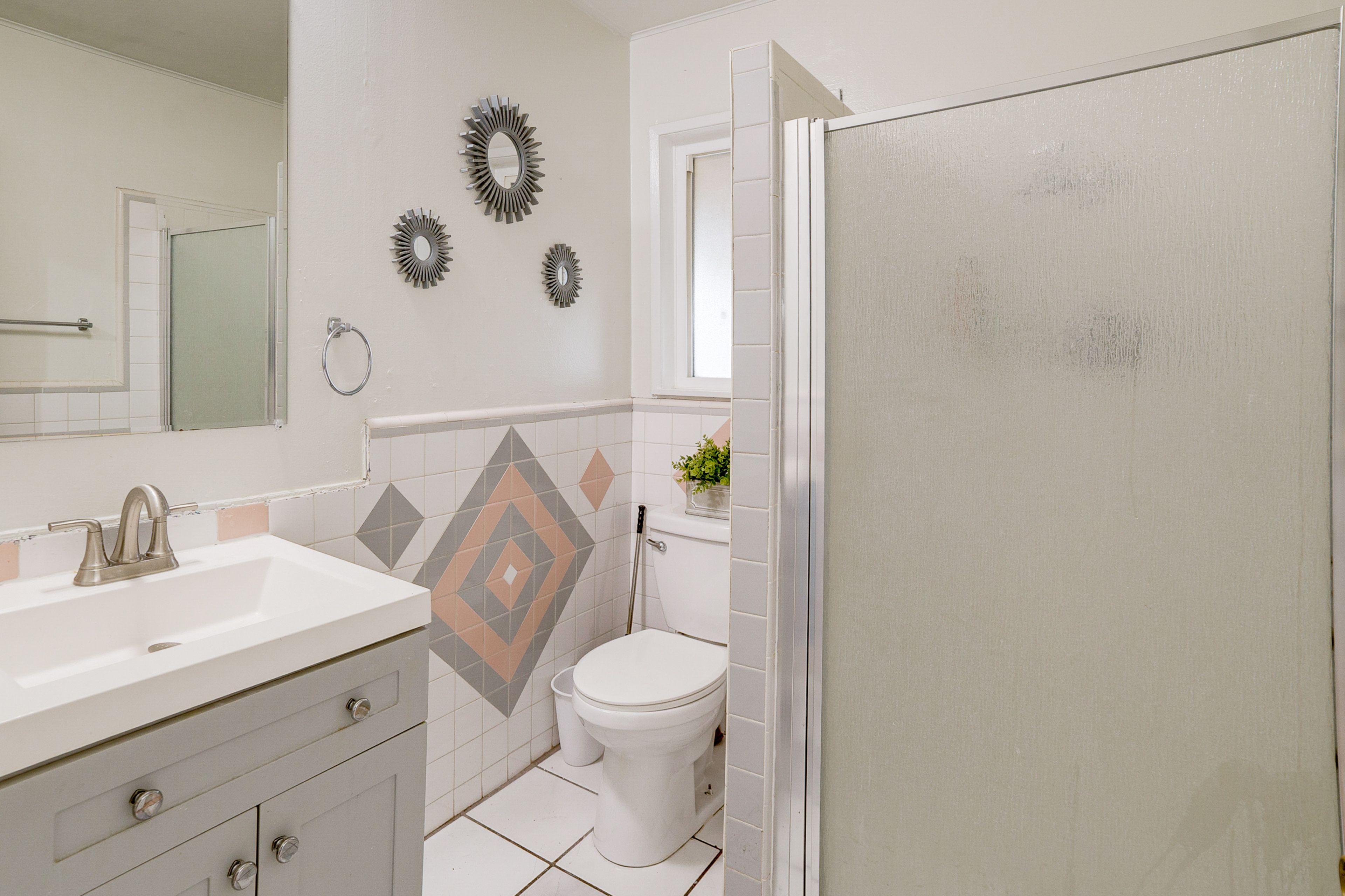 Full Bathroom | Towels Provided