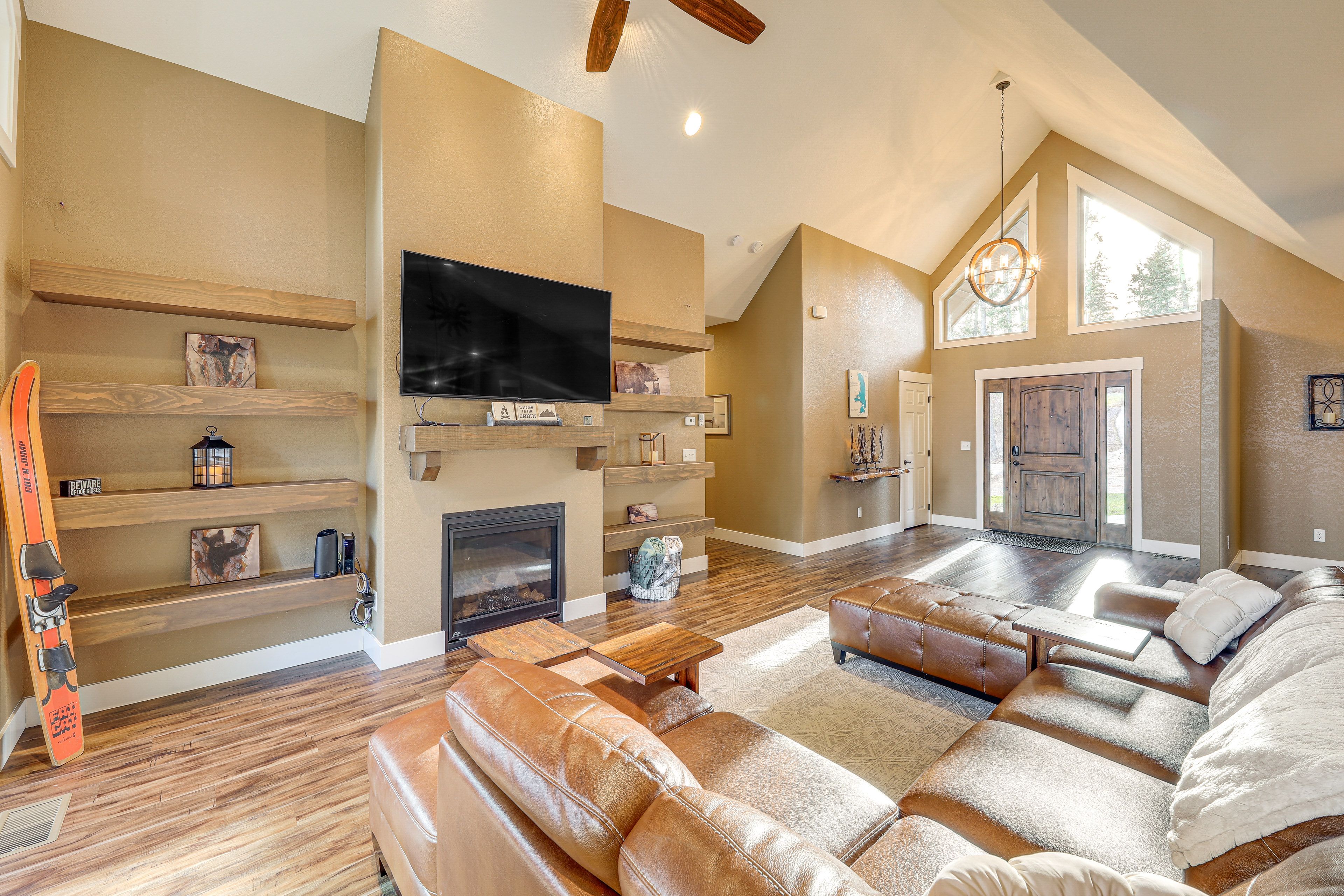 Living Room | Free WiFi | Gas Fireplace