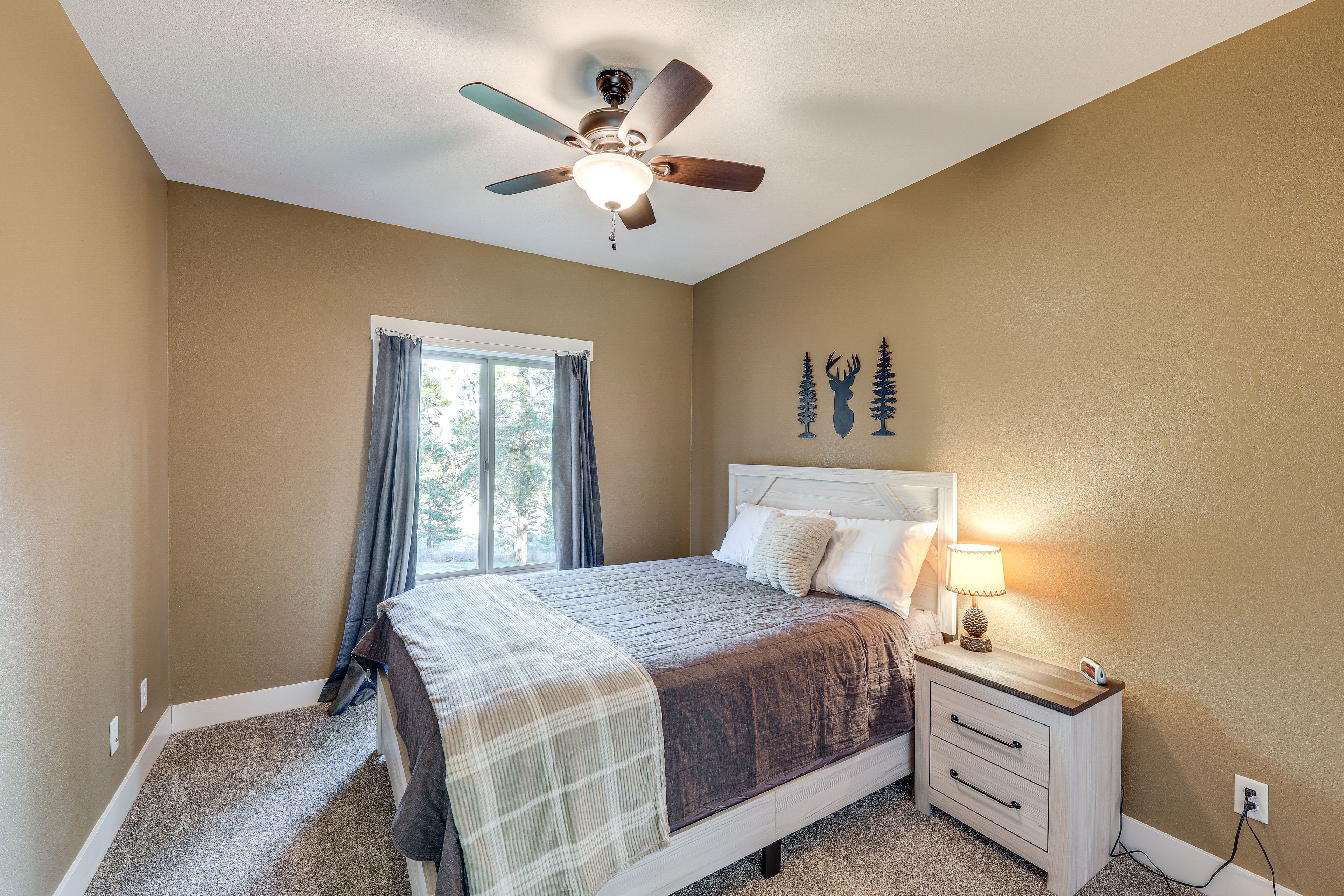 Bedroom 3 | Queen Bed