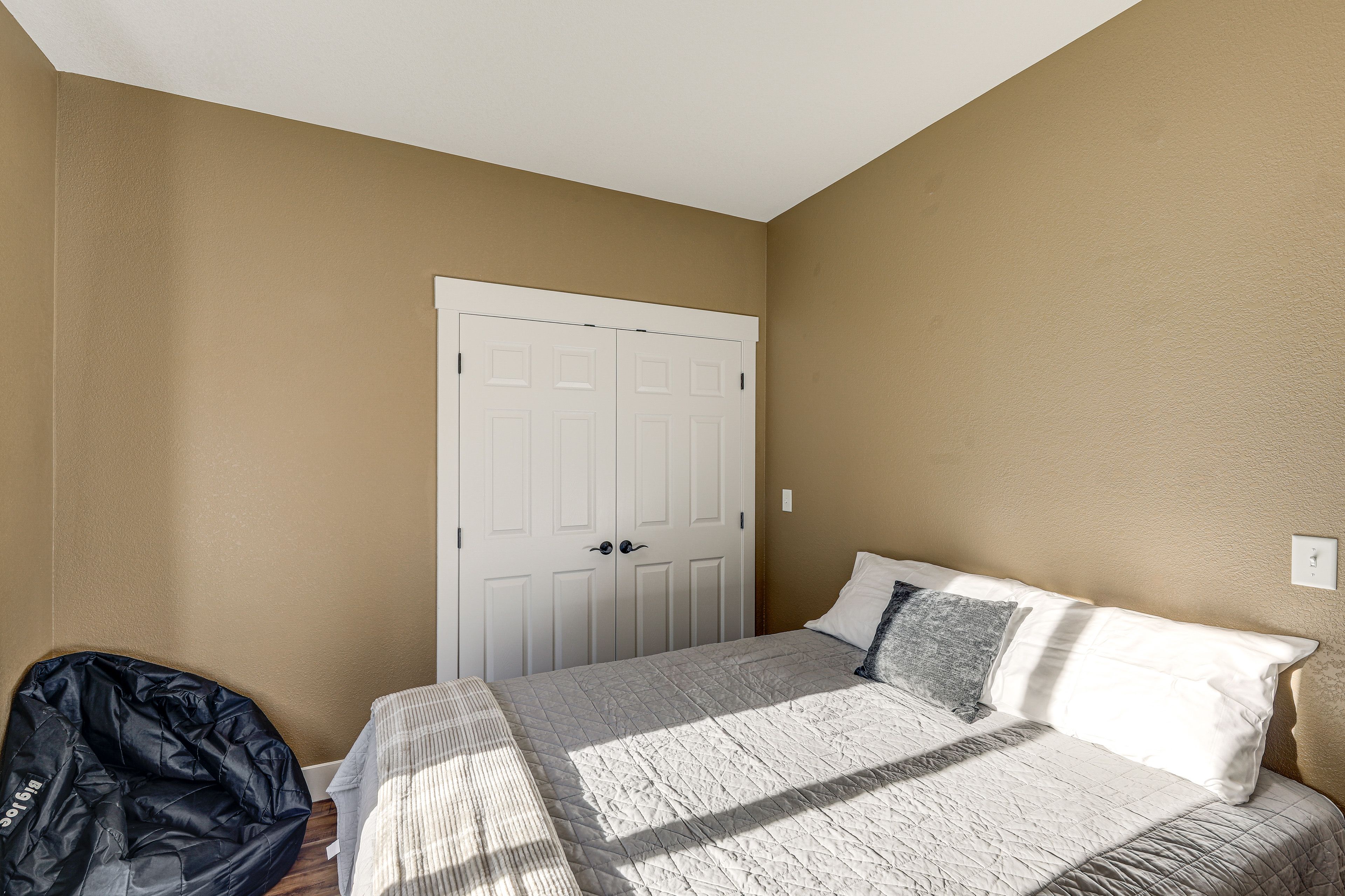 Bedroom 4 | Queen Bed