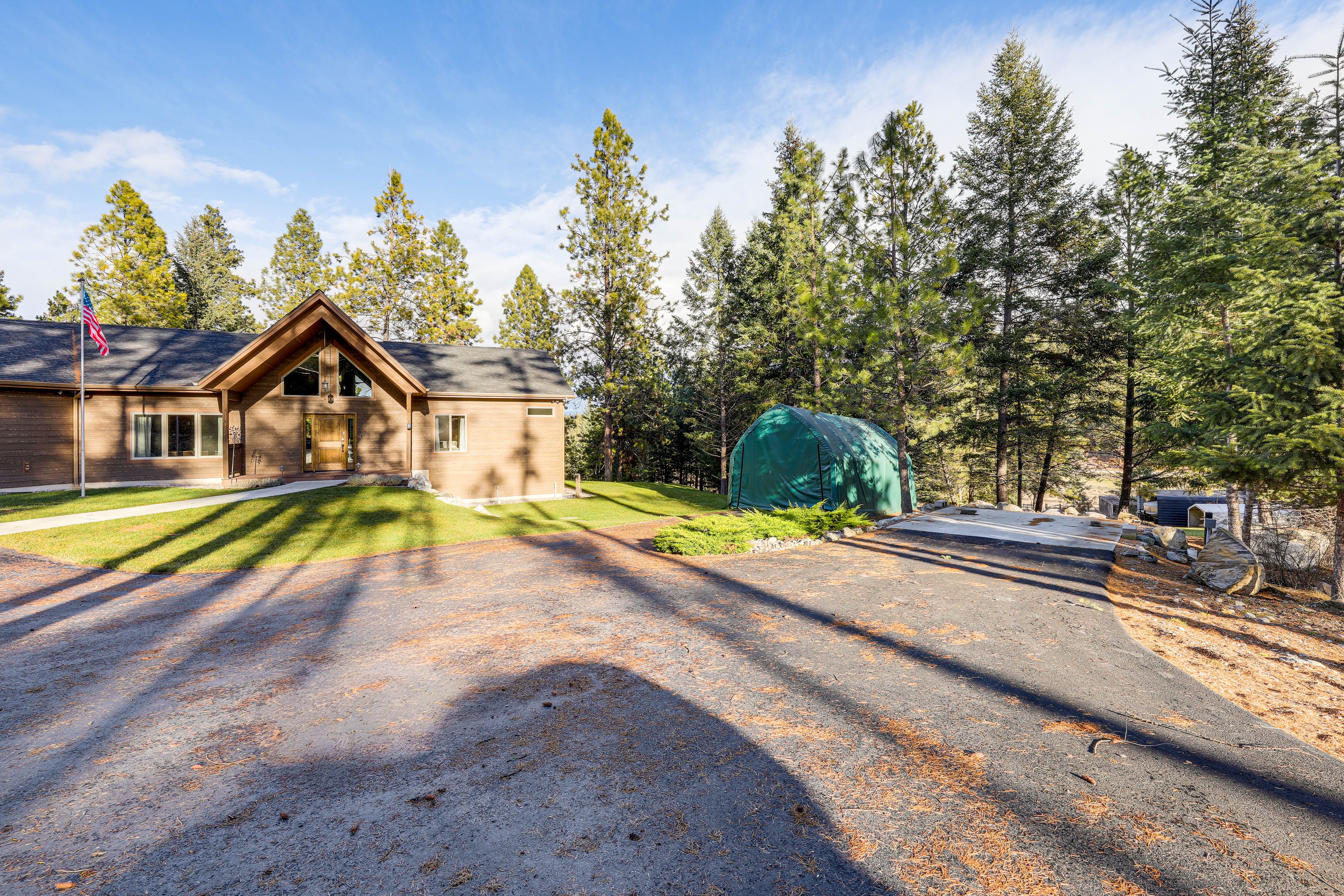 Parking | Driveway (4 Vehicles) | Seasonal Trailer Parking Available