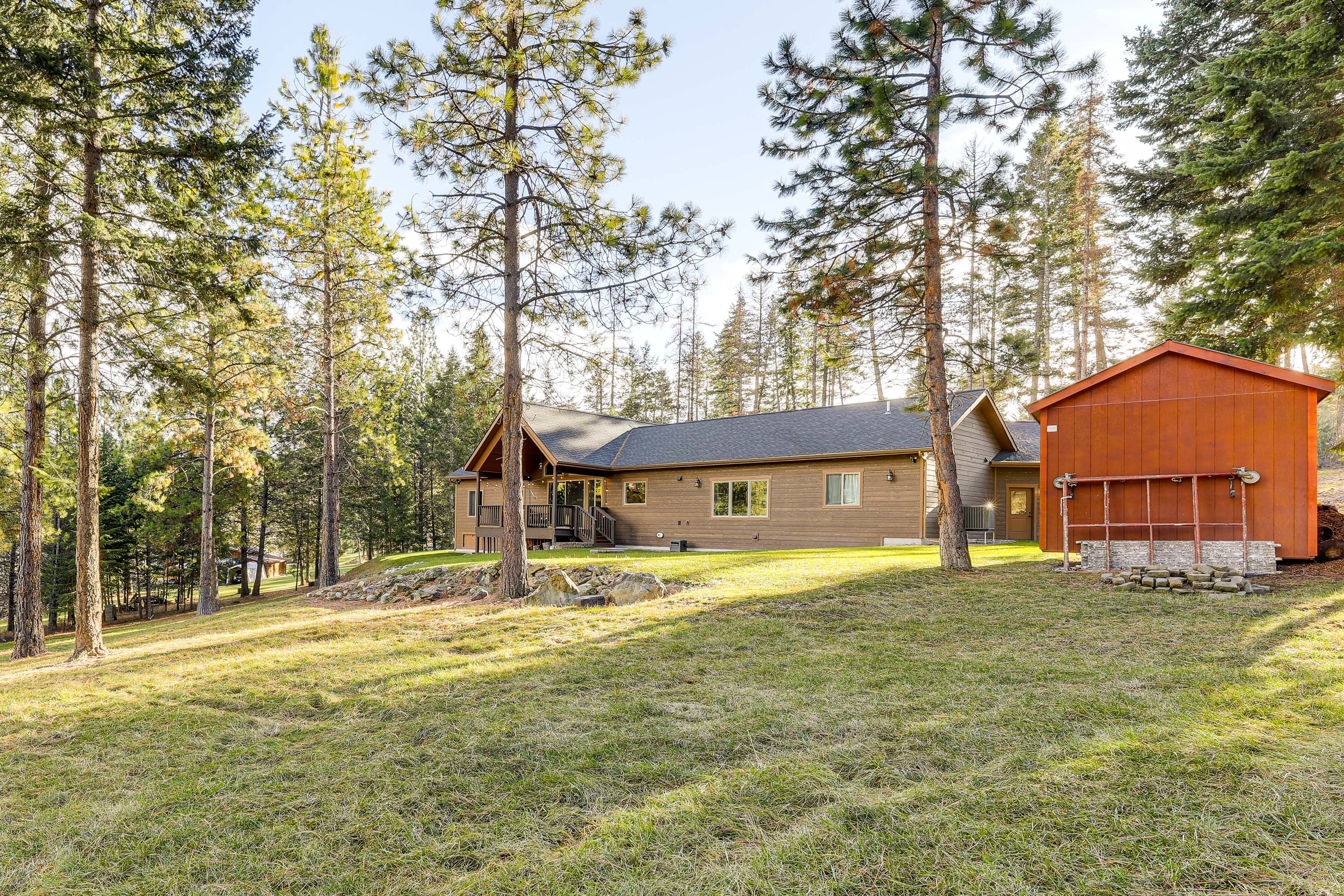 Backyard | 15 Mi to Blacktail Mountain Ski Area