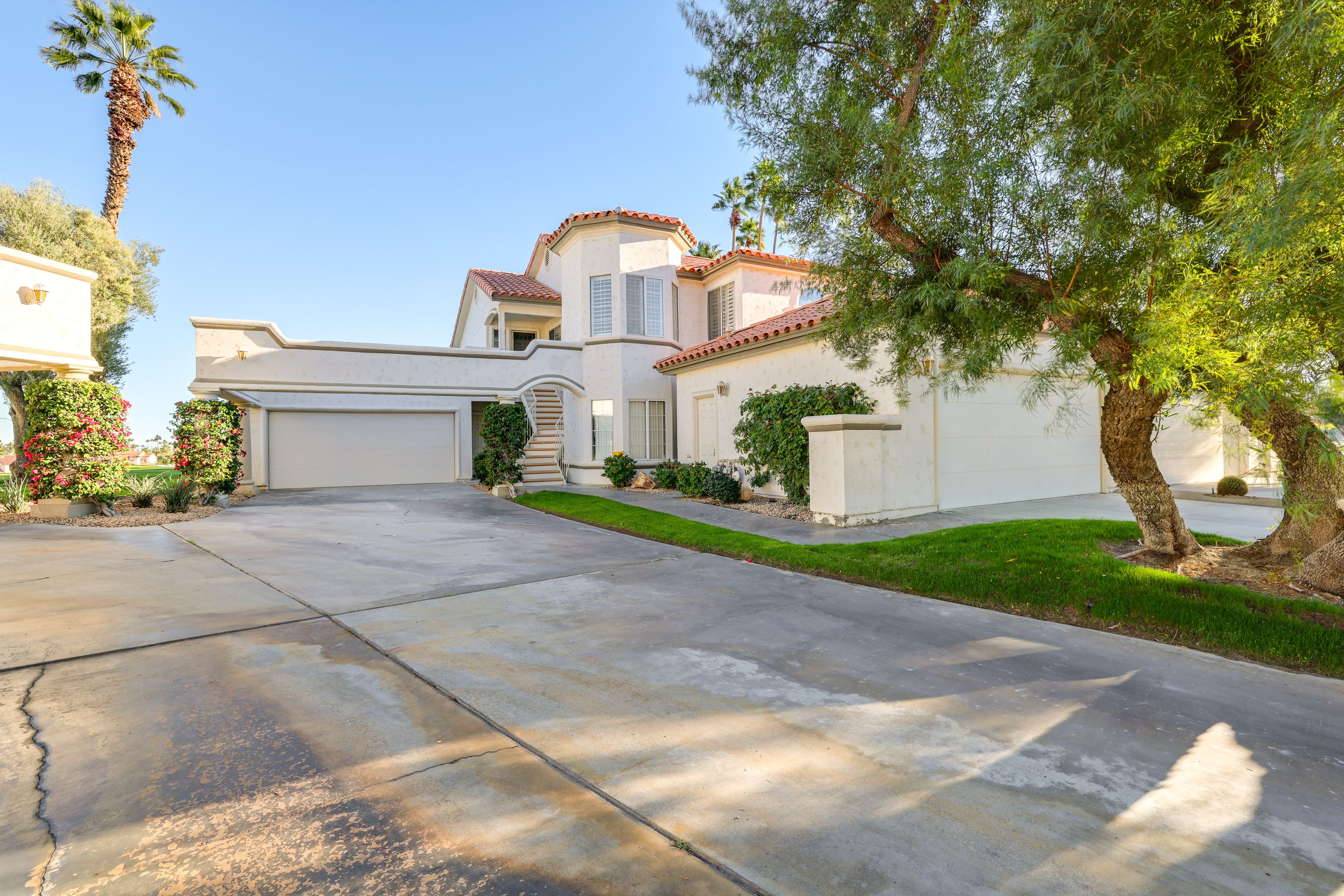 Parking | Garage (2 Vehicles) | Driveway (2 Vehicles)