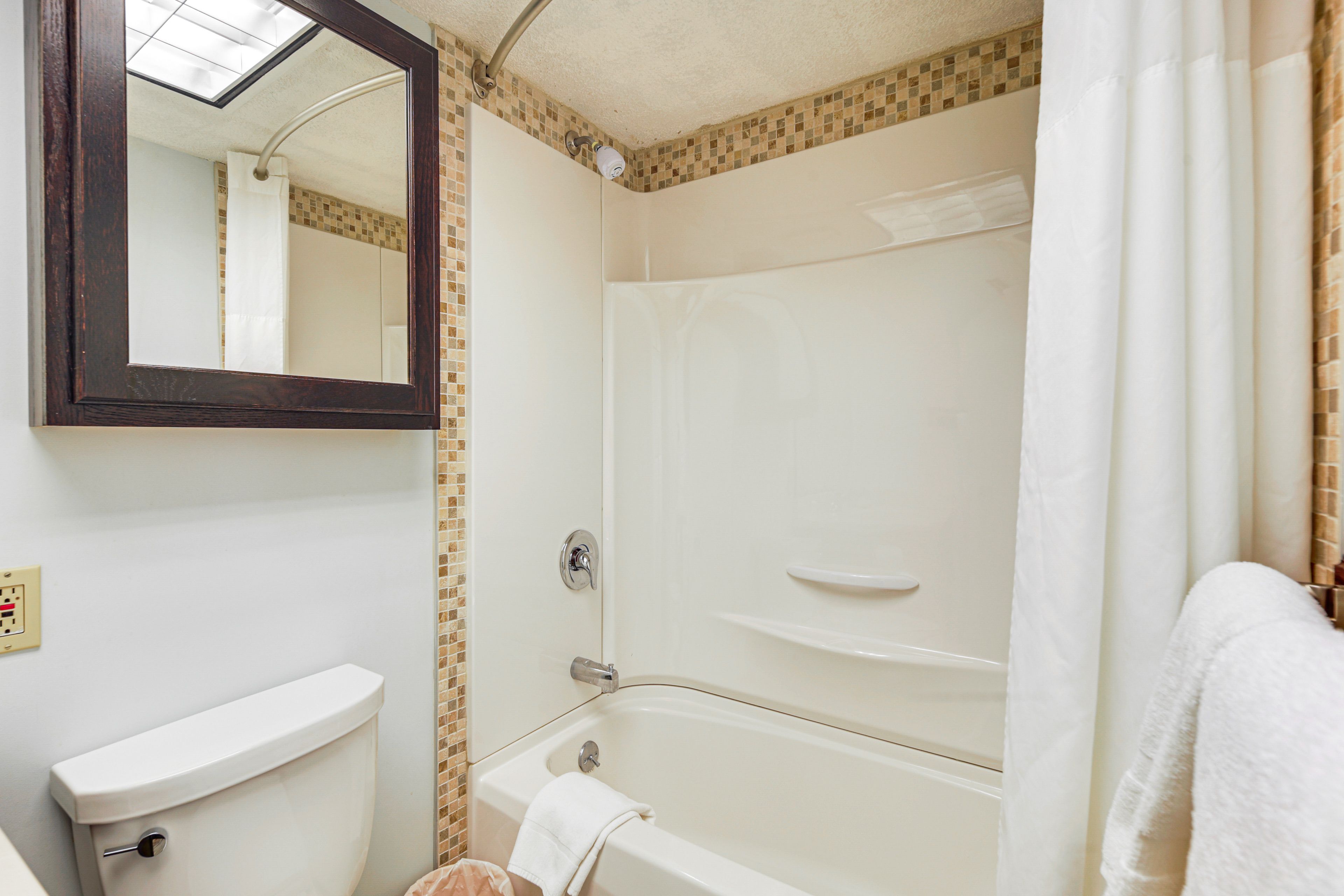 Full Bathroom | Towels Provided